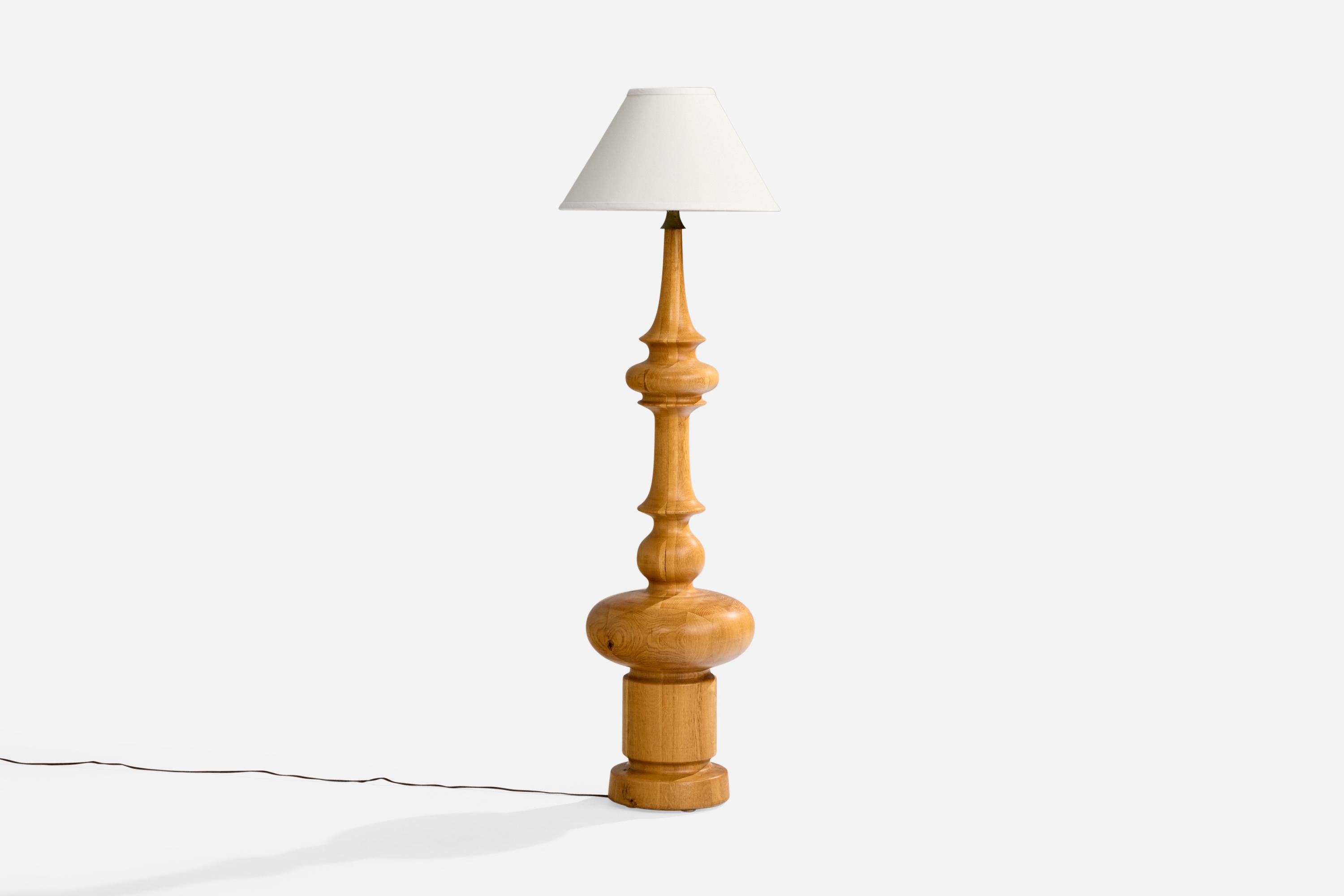 Stehlampe aus Eiche, Messing und weißem Stoff, entworfen und hergestellt in Dänemark, ca. 1950er Jahre.

Gesamtabmessungen (Zoll): 52,5 