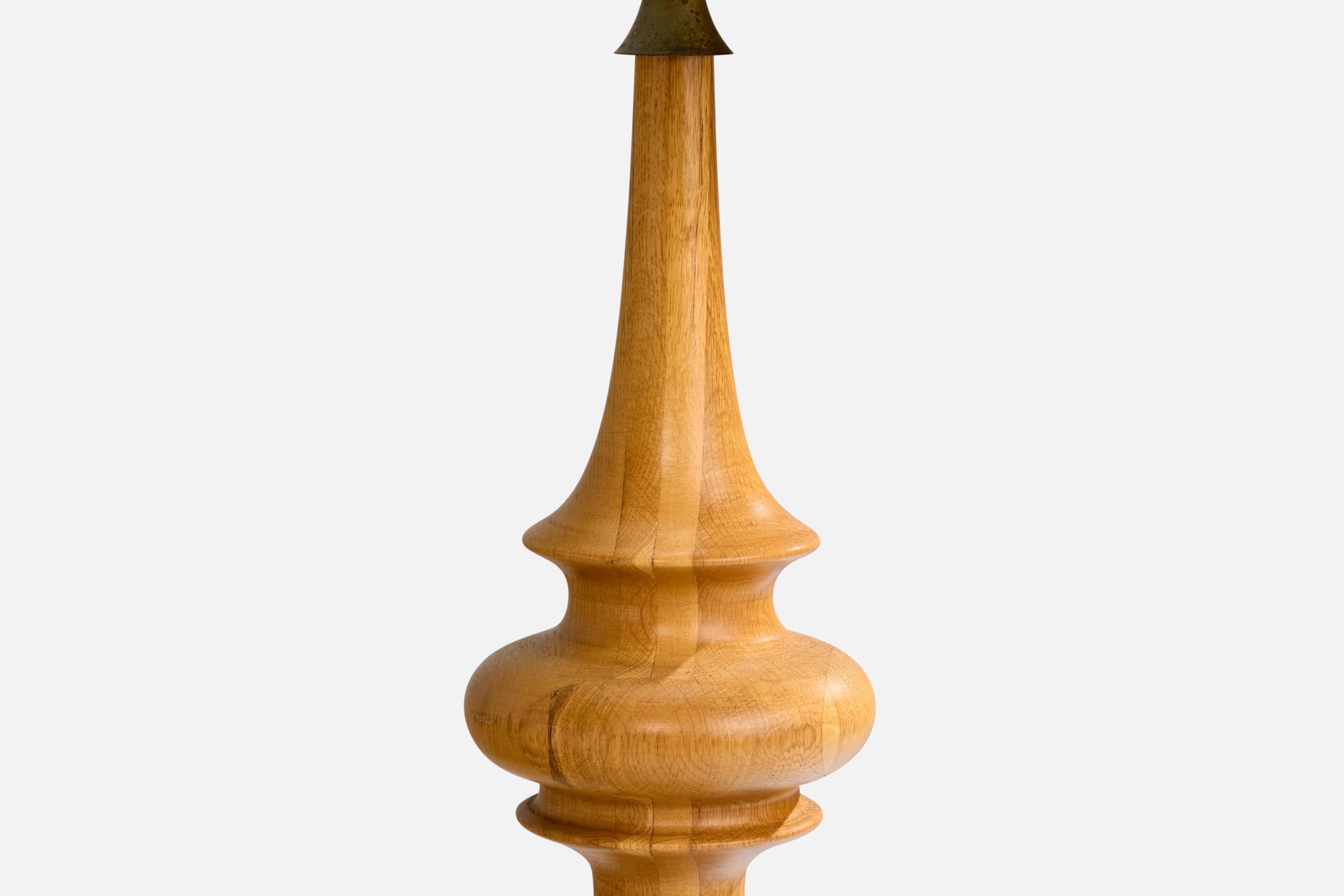 Dänischer Designer, Stehleuchte, Eiche, Messing, Stoff, Dänemark, 1950er Jahre im Zustand „Gut“ im Angebot in High Point, NC