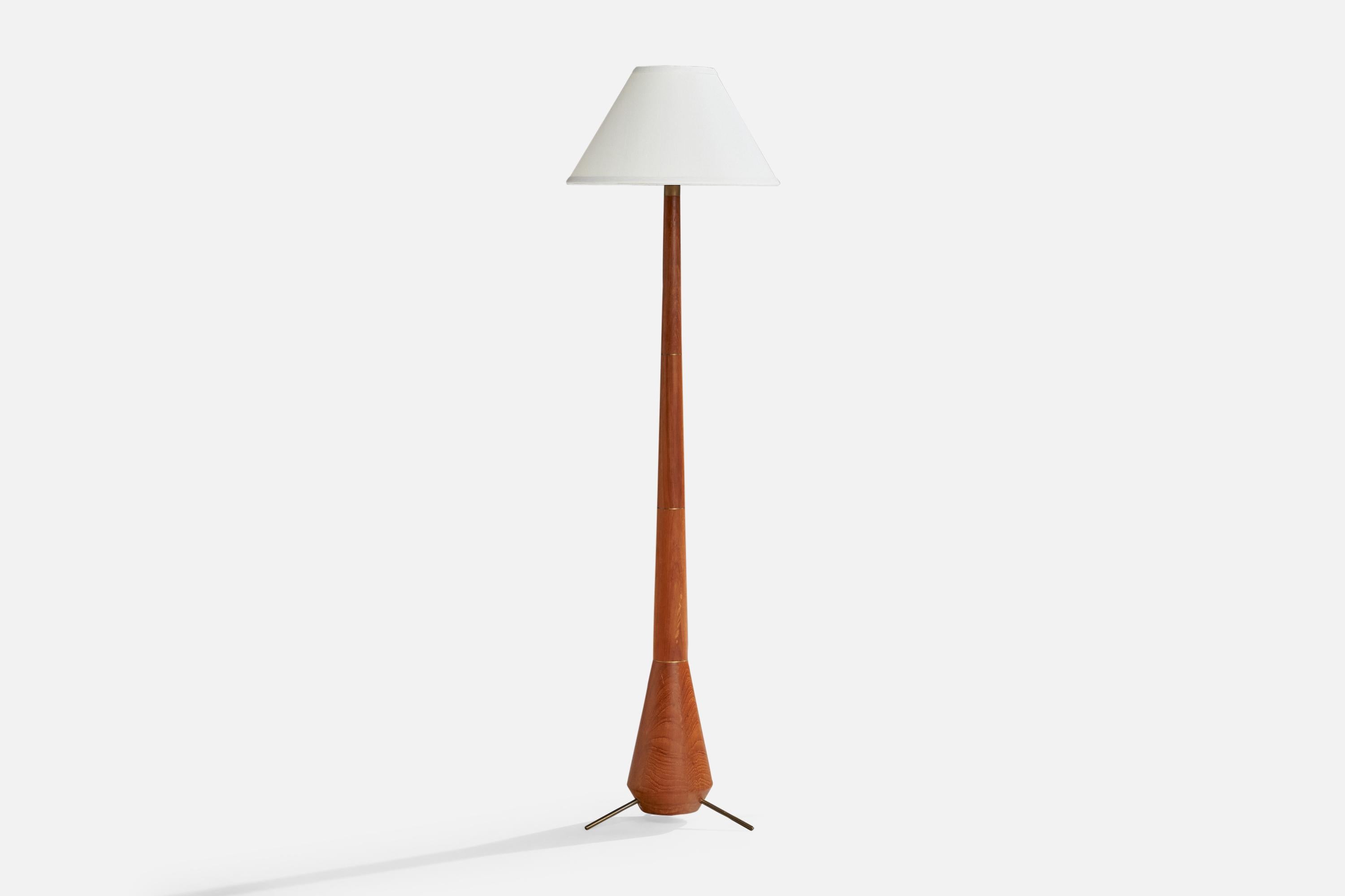 Lampada da terra in teak, ottone e tessuto bianco progettata e prodotta in Danimarca, anni '50 circa.

Dimensioni della lampada con paralume (pollici): 57,4