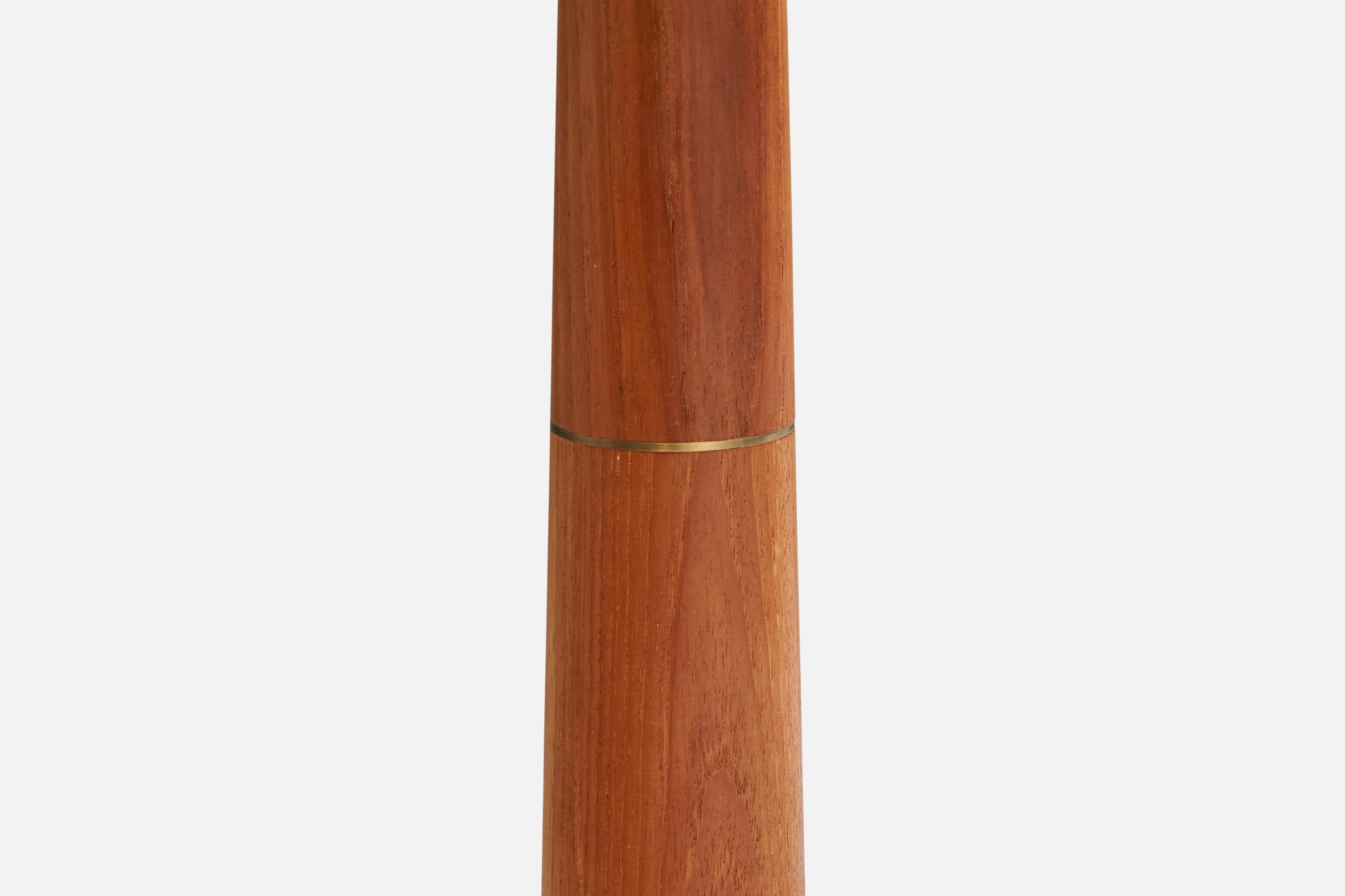 Metà XX secolo Lampada da terra di design danese, teak, ottone, tessuto, Danimarca, anni '50 in vendita