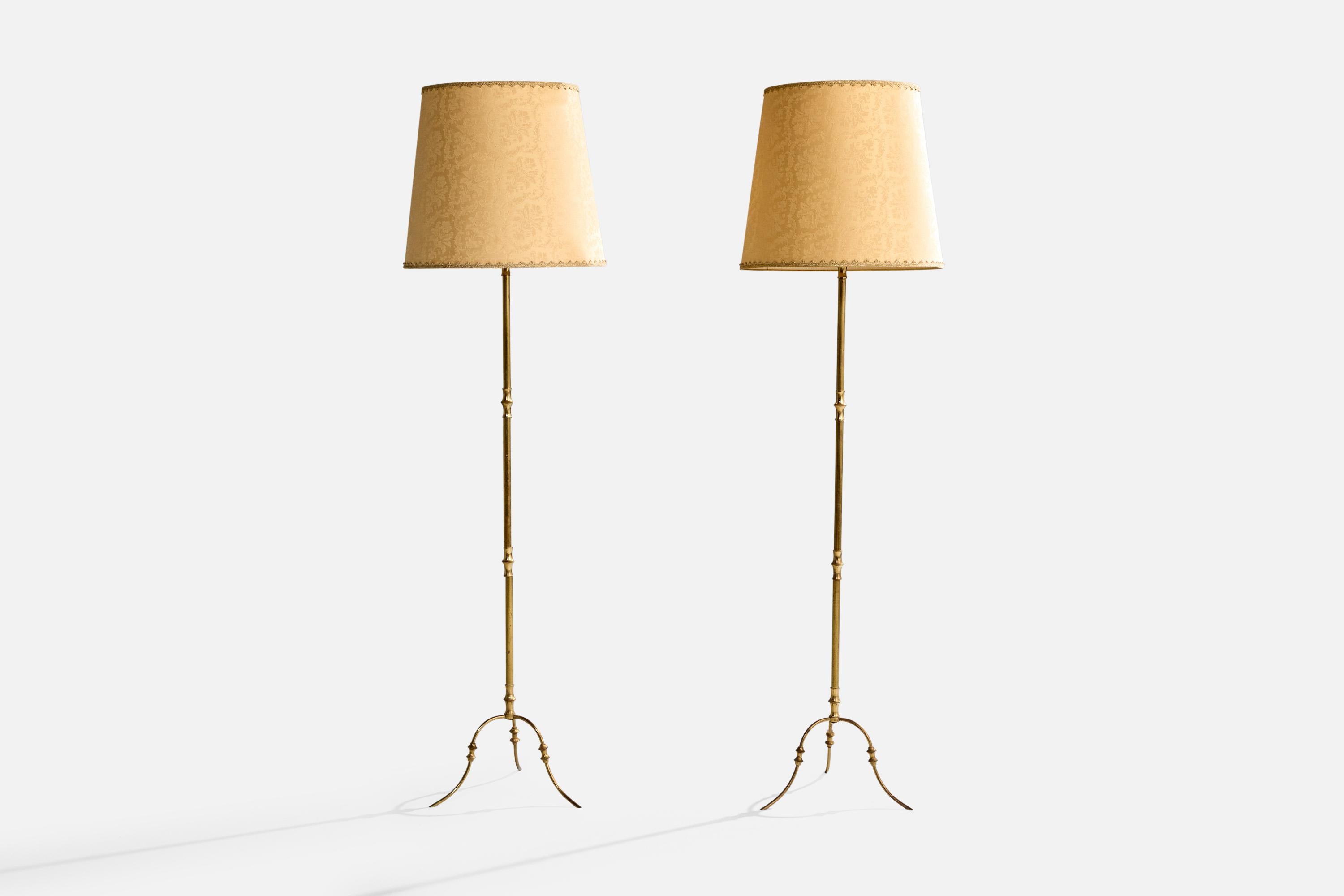 Coppia di lampade da terra in ottone e tessuto beige, probabilmente progettate e prodotte in Danimarca, anni '20 circa.

Dimensioni della lampada con paralume (in pollici): 71,0 