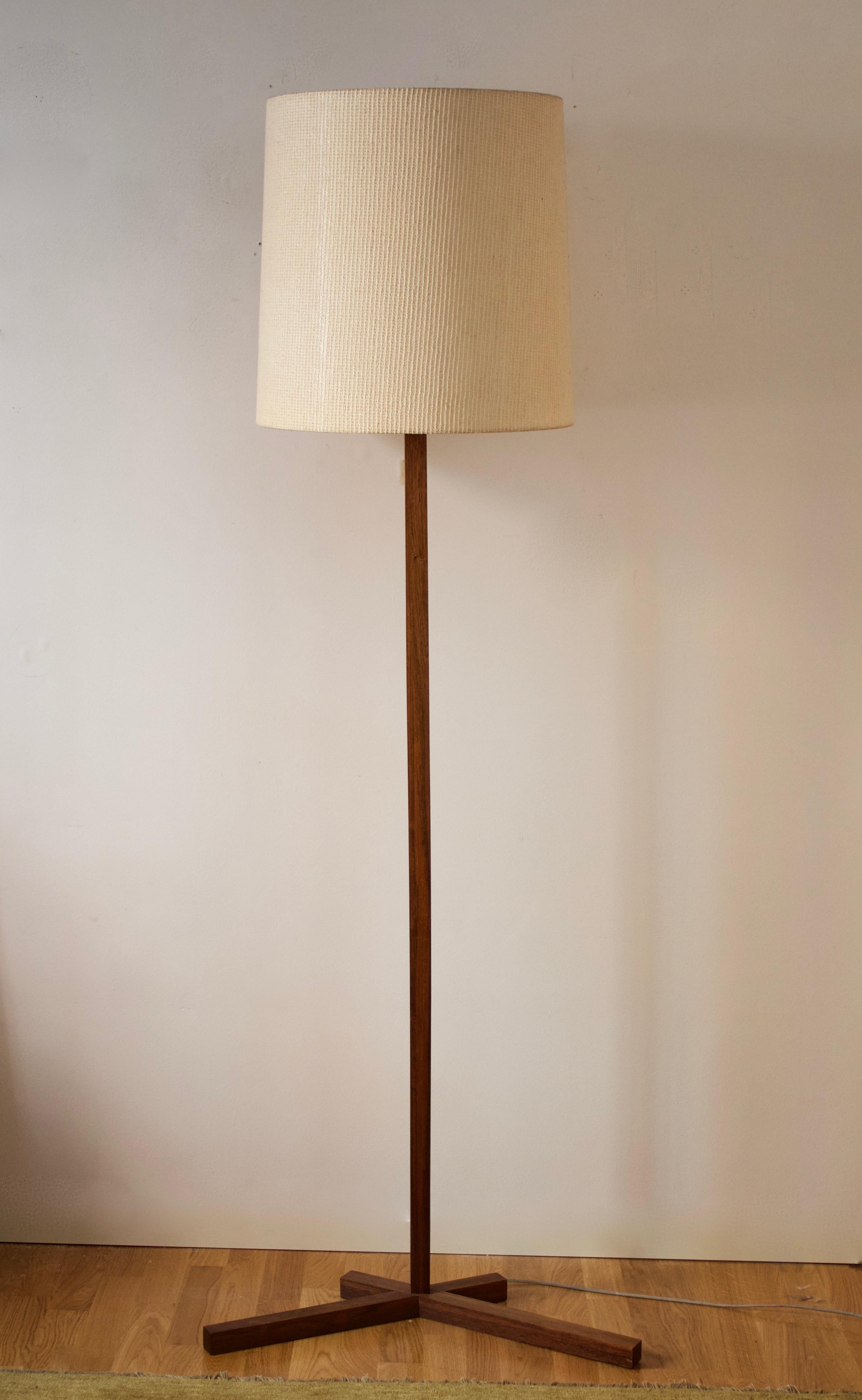 A large floor lamp, designed and produced in Denmark, c. 1950s.

Features a pure and minimal expression. Original woven fabric lampshade.