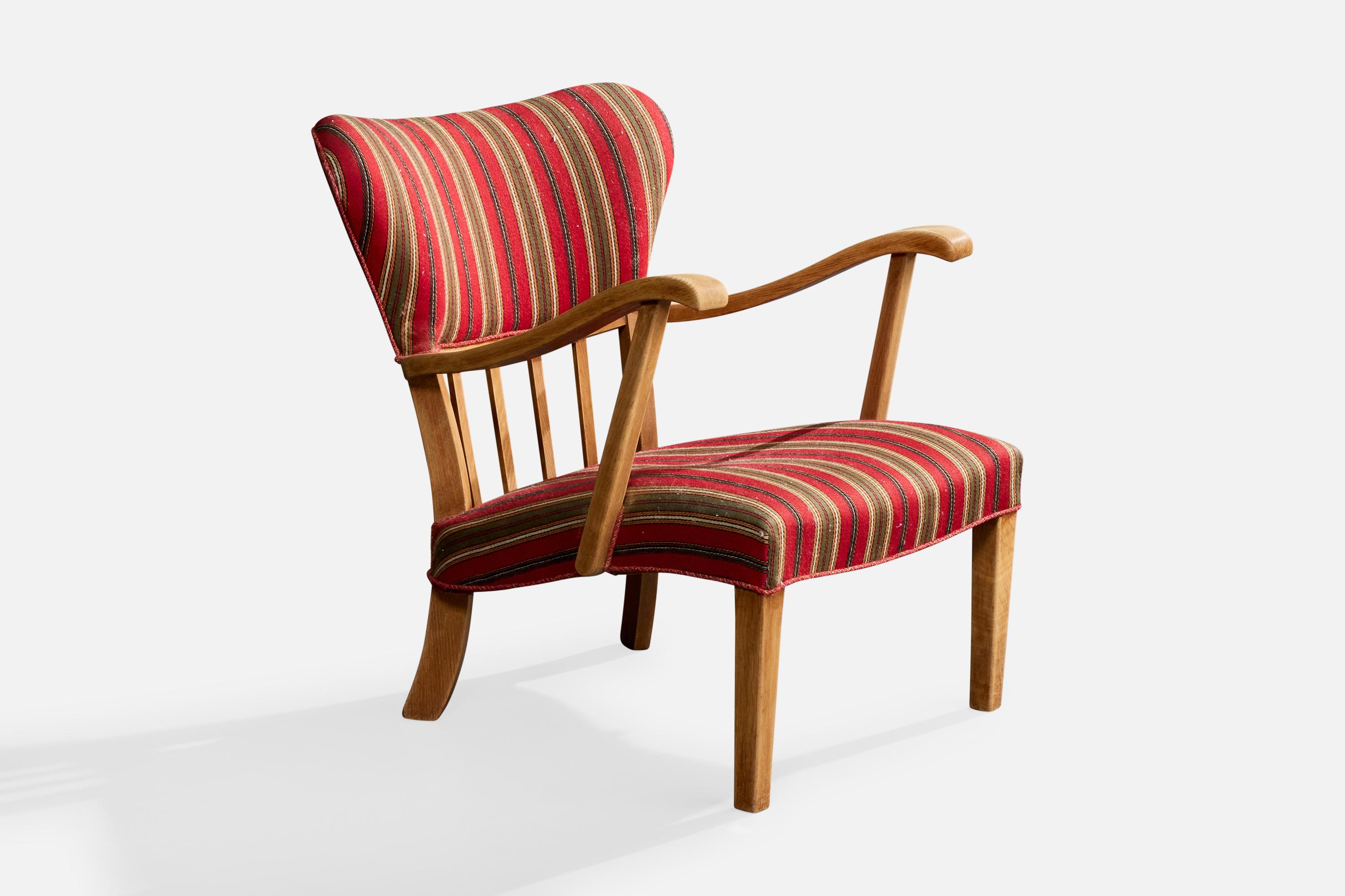 Chaise longue en chêne et tissu rouge, conçue et fabriquée au Danemark, vers les années 1940.

Petites imperfections du tissu le long des accoudoirs.

Petite fissure dans le bois du dossier central gauche.

Tissu vintage en mauvais état. Il est