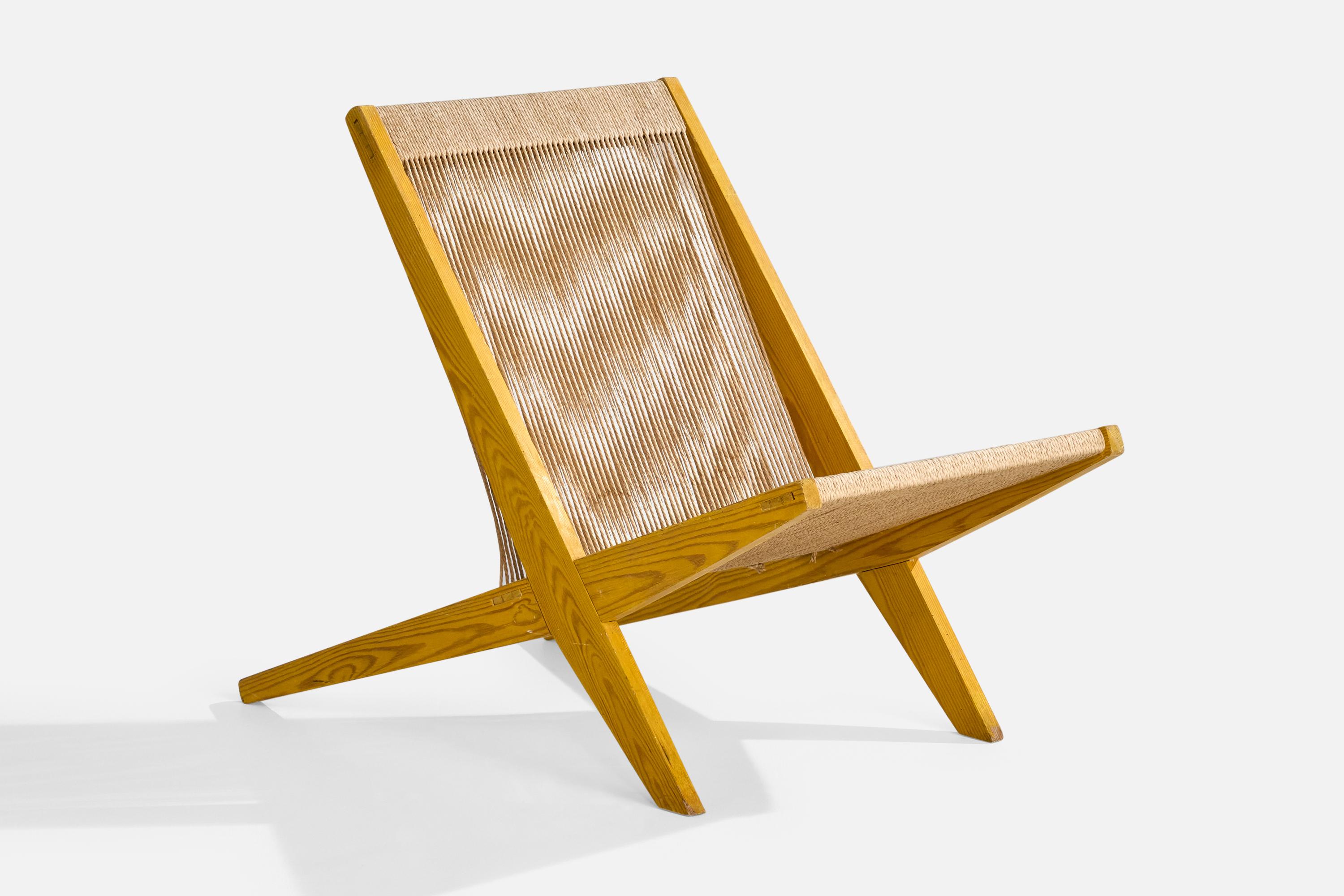 Loungesessel aus Kiefernholz und Papierkordeln, entworfen und hergestellt in Dänemark, ca. 1960er Jahre.

Abmessungen: 28