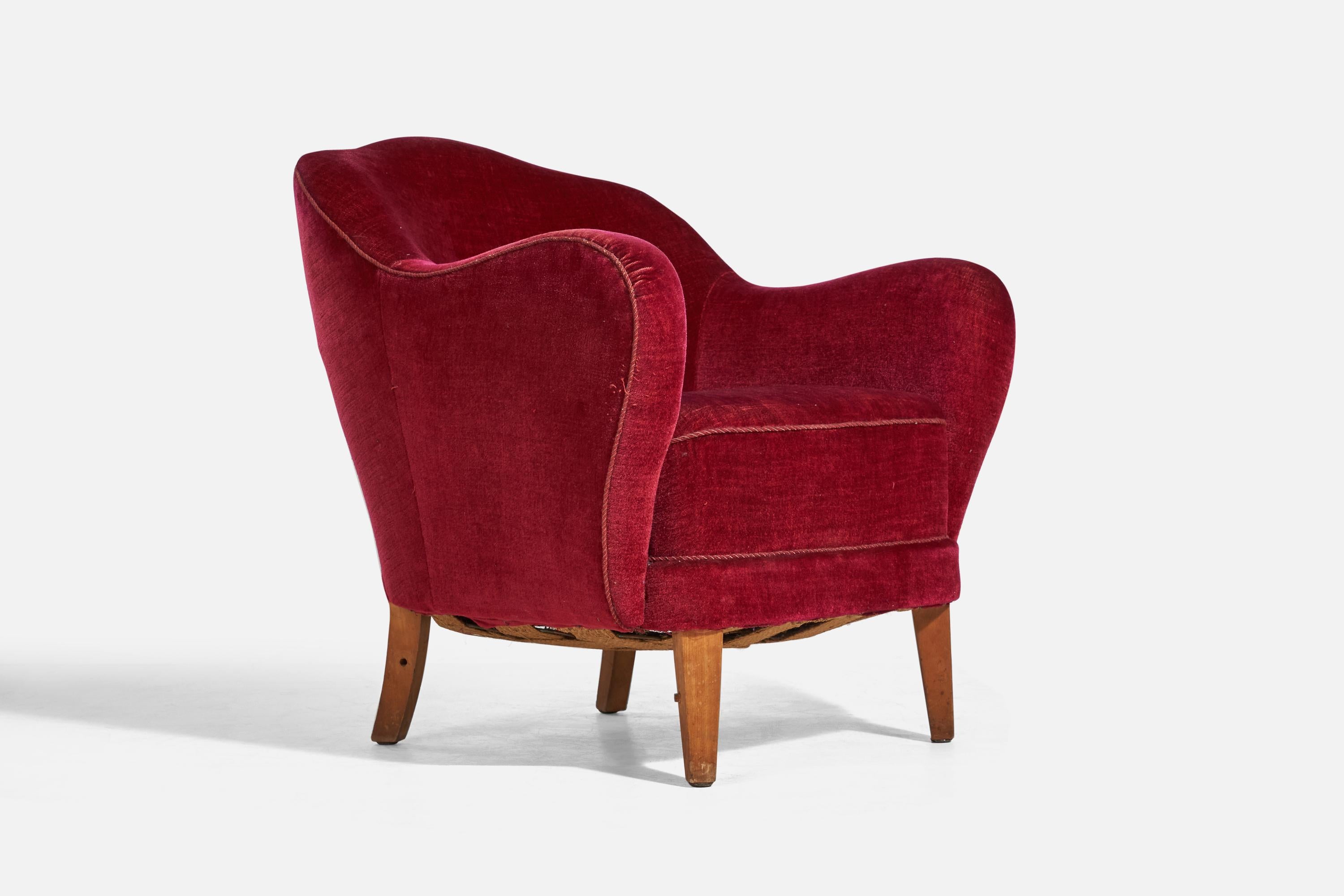 A red velvet and beech lounge chair designed and produced in Denmark, 1940s. 

