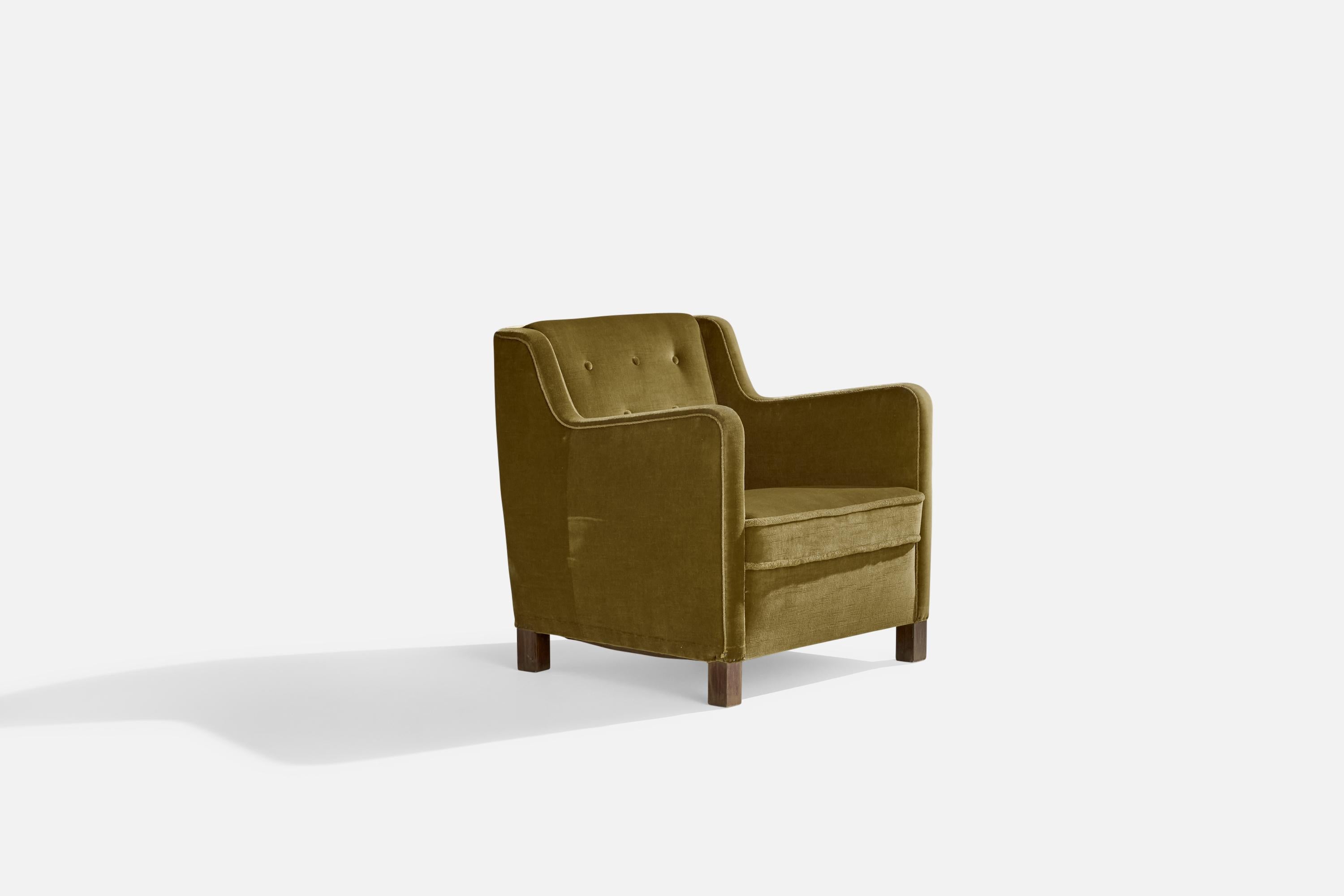 Ein Sessel aus grünem Samt und dunkel gebeiztem Holz, entworfen und hergestellt in Dänemark, 1940er Jahre.

Sitzhöhe 15