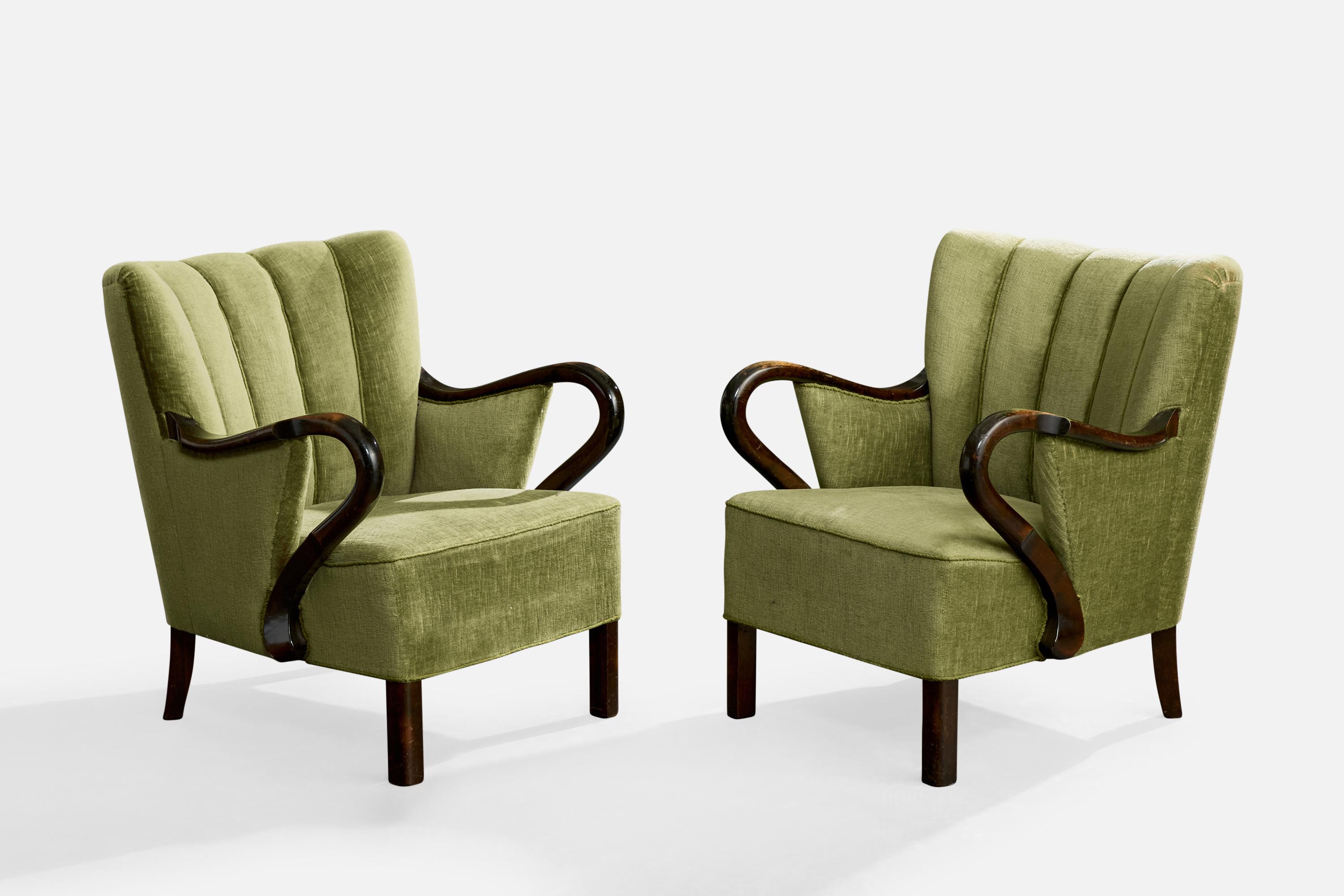 Coppia di sedie da salotto in faggio tinto scuro e velluto verde progettate e prodotte in Danimarca, anni '40 circa.

Braccioli e tessuto vintage usurati. Si consiglia la tappezzeria.

Dimensioni complessive (pollici): 32.0 
