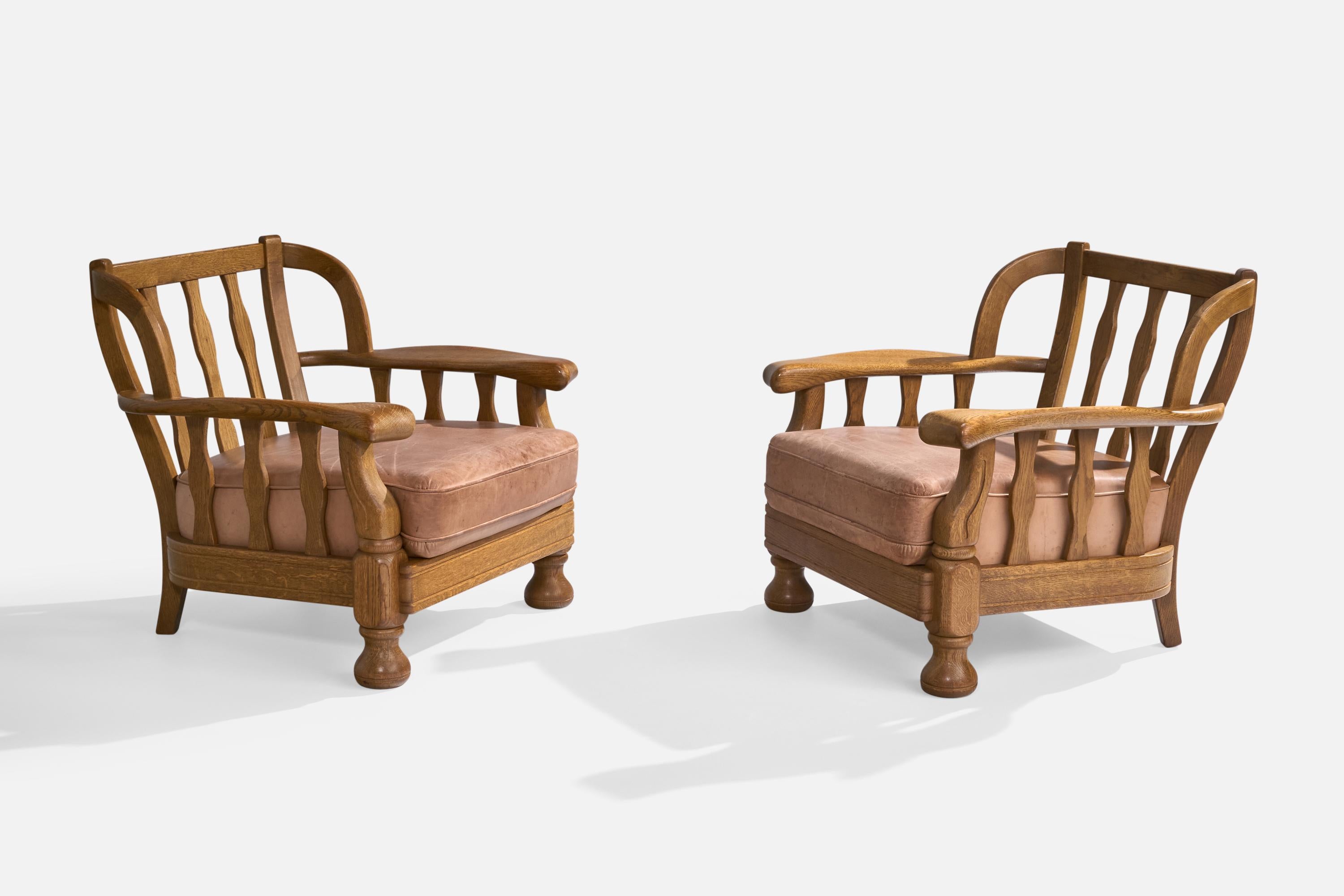 Paire de chaises longues en chêne et en cuir, conçues et fabriquées par un ébéniste danois, c.C. 1940.

Dimensions : 31.25