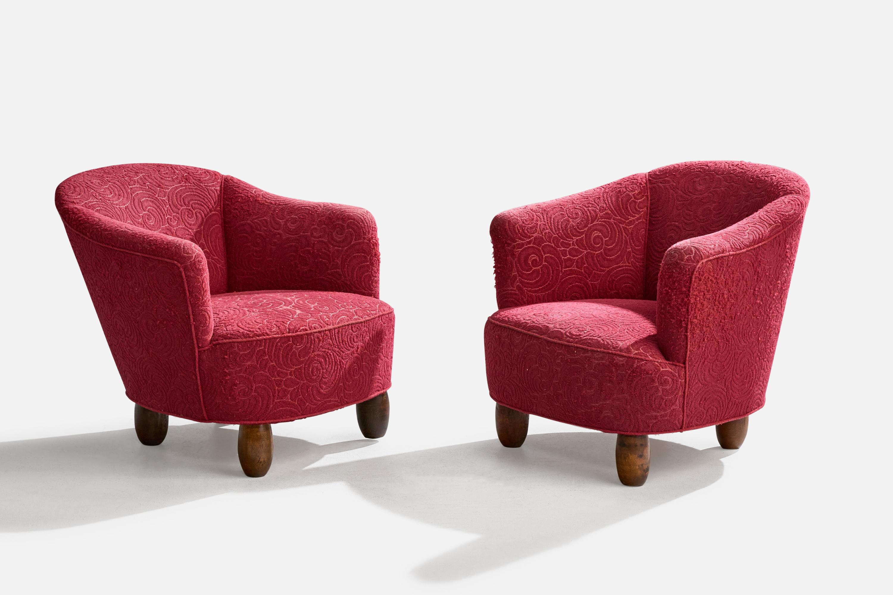 Paire de chaises longues en tissu rouge et en bois taché de noir, conçues et fabriquées au Danemark, vers les années 1940.

Dimensions globales (pouces) : 26.875 