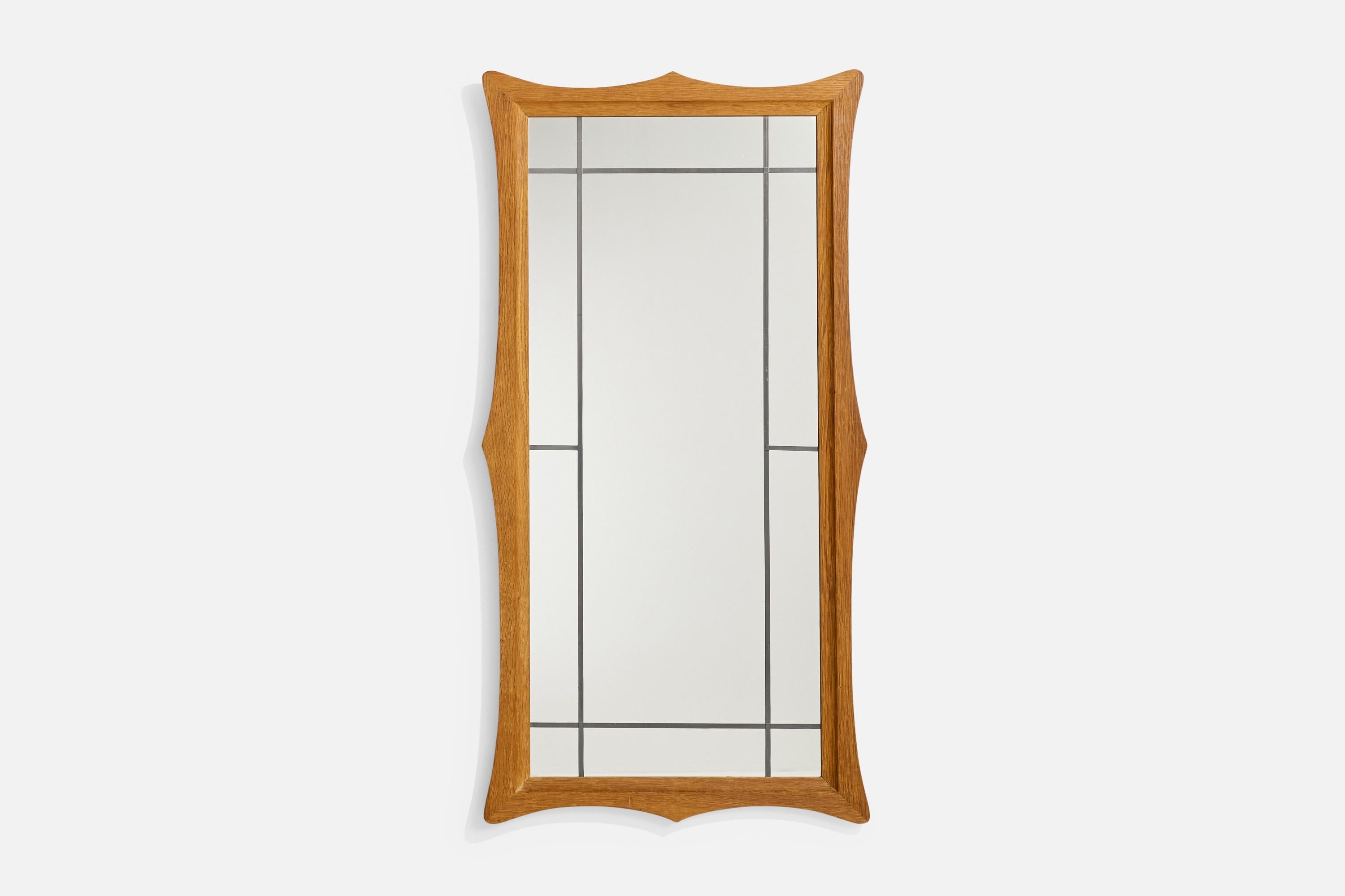 Espejo de pared de roble y metal diseñado y fabricado en Dinamarca, c. 1960.

Dimensiones: 41,55