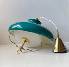 Designer danois - Lampe suspendue en laiton avec abat-jour vert, années 1960