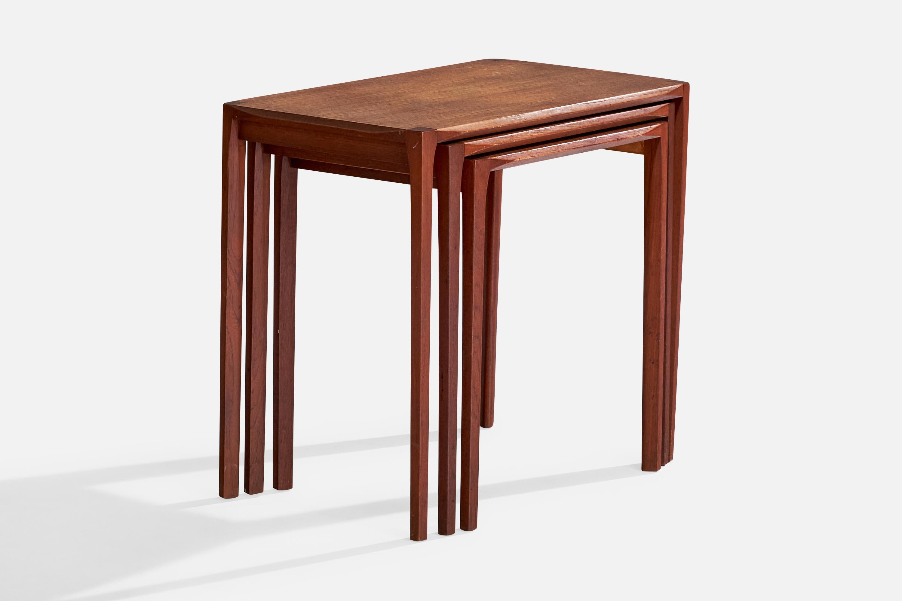 Ein Satz von drei Teakholz-Nesttischen, entworfen und hergestellt in Dänemark, ca. 1950er Jahre.

Kleinster Tisch Abmessungen: 20,75
