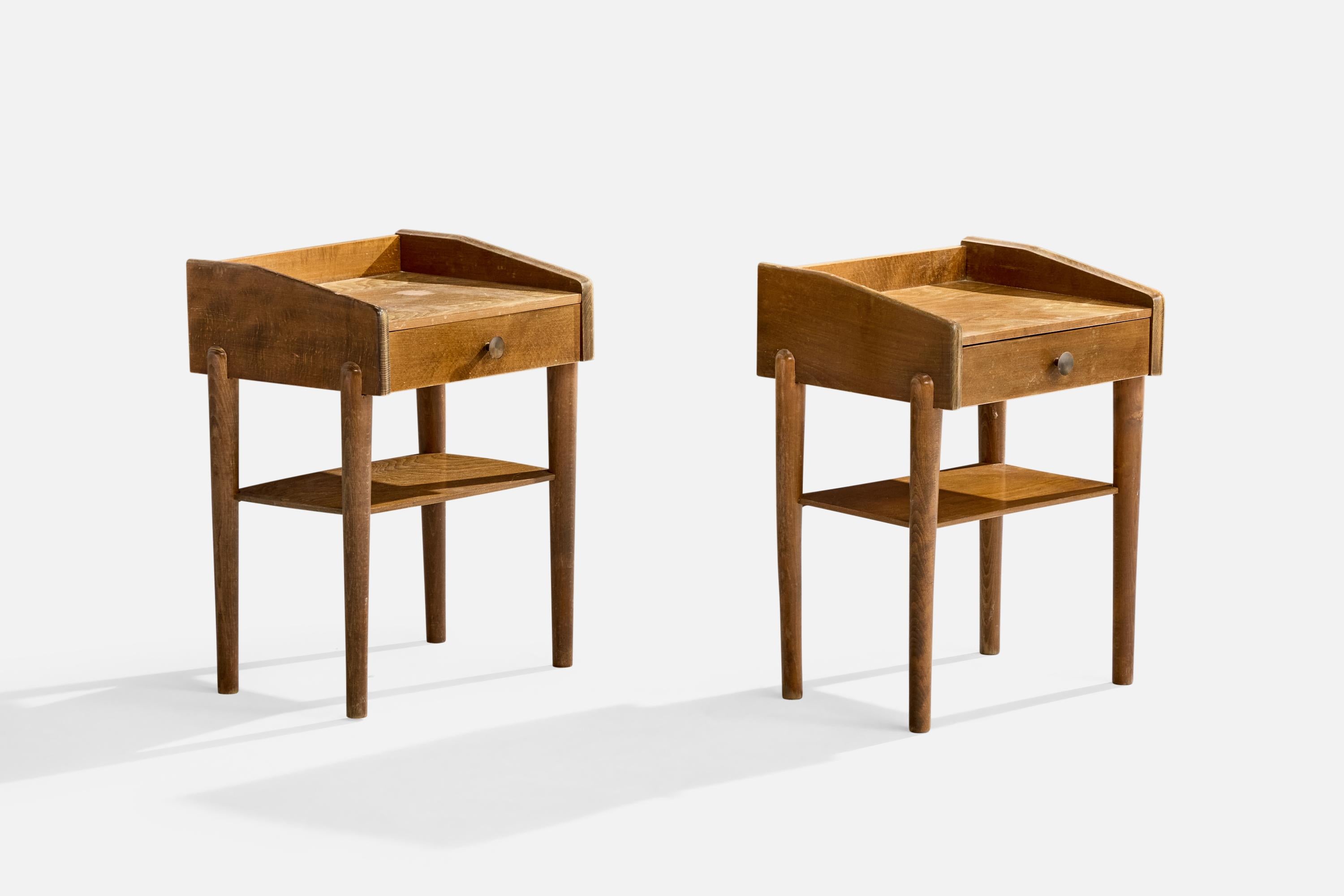 Coppia di comodini in faggio tinto scuro e ottone progettati e prodotti in Danimarca, anni '40 circa.

Dimensioni complessive (pollici): 21,75 