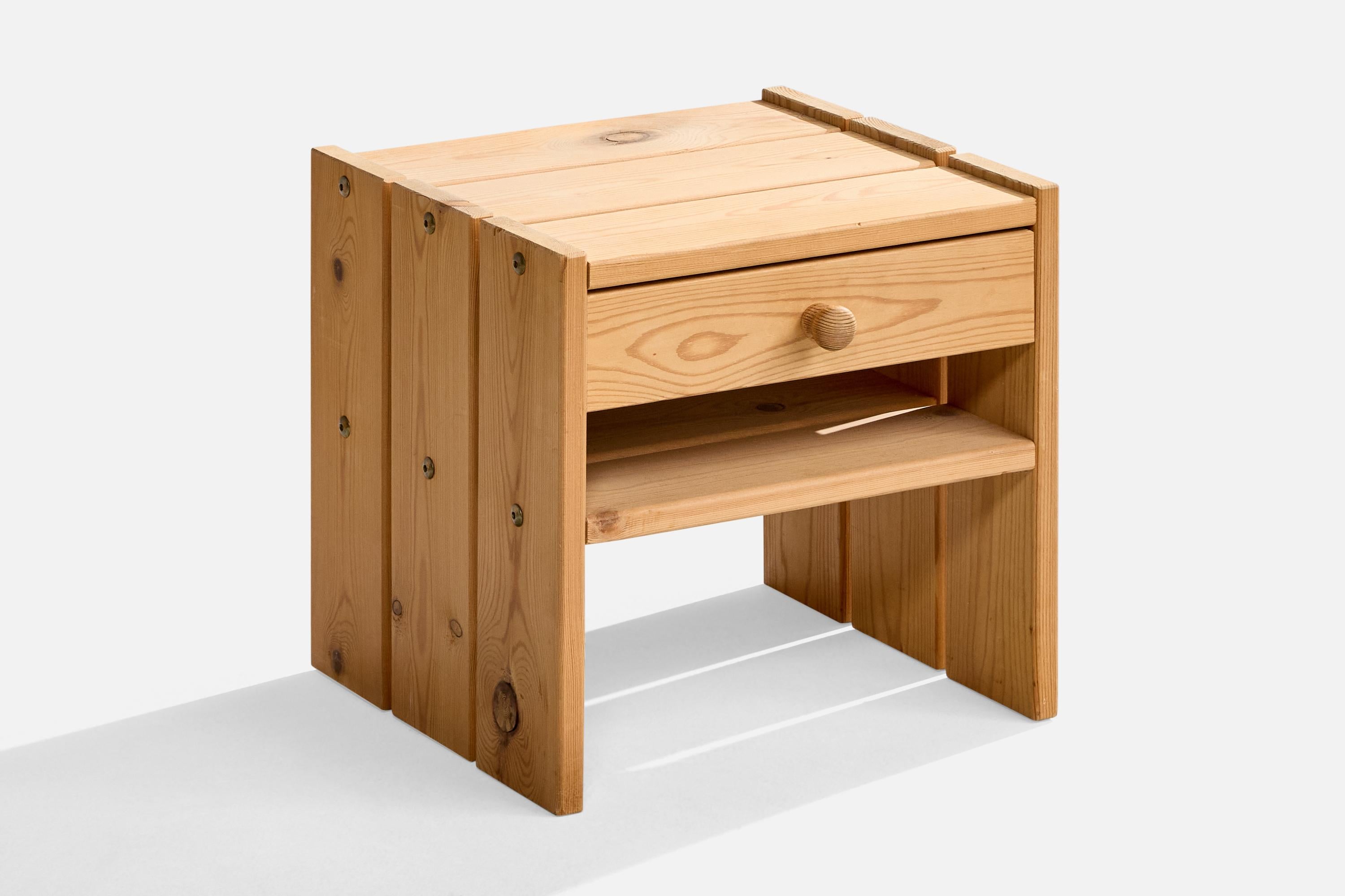 Danish Designer, Nighstands, Pine, Denmark, 1970s In Good Condition For Sale In High Point, NC