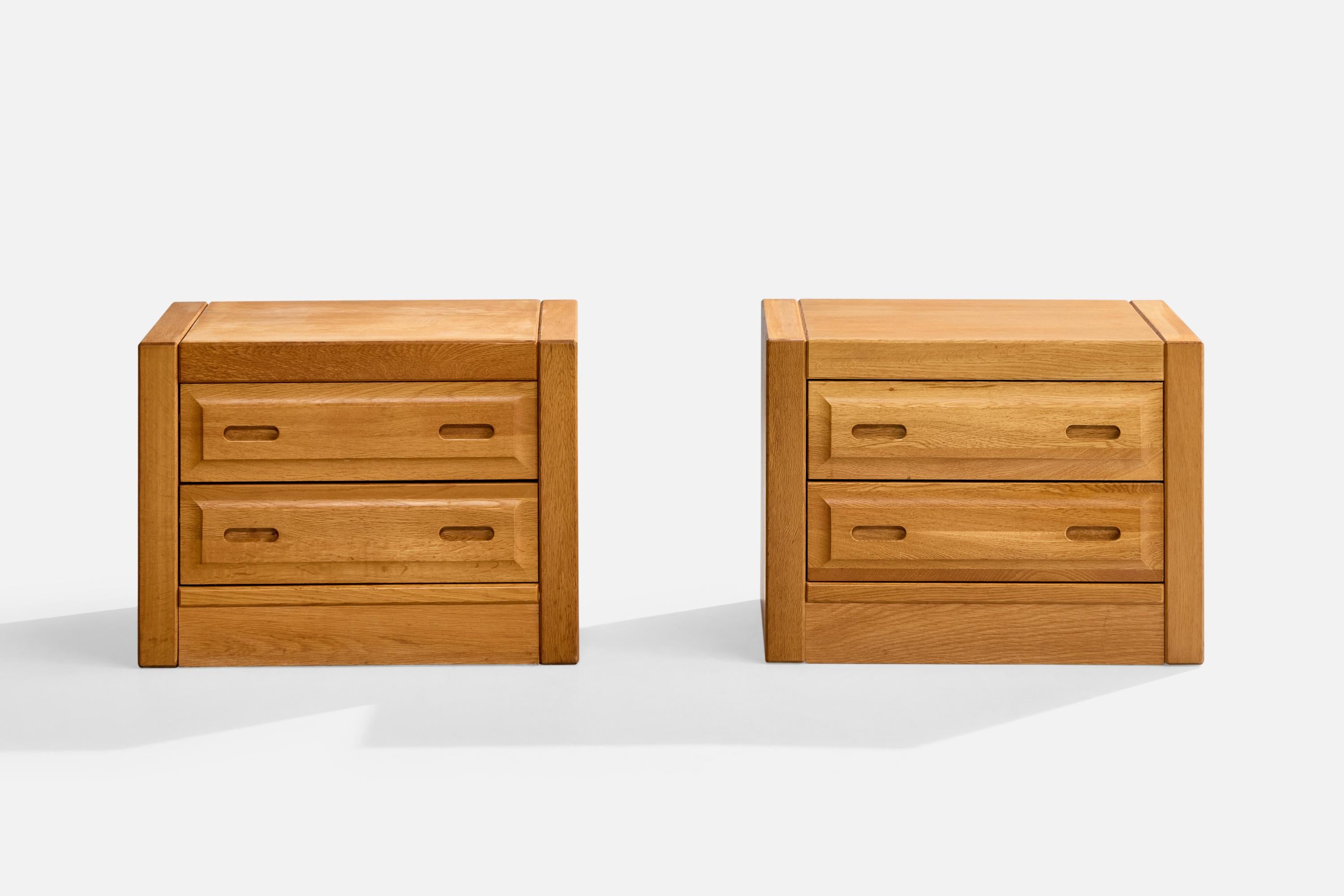Paire de tables de nuit en chêne conçues et fabriquées au Danemark, C.C..

Dimensions globales (pouces) : 17.45 
