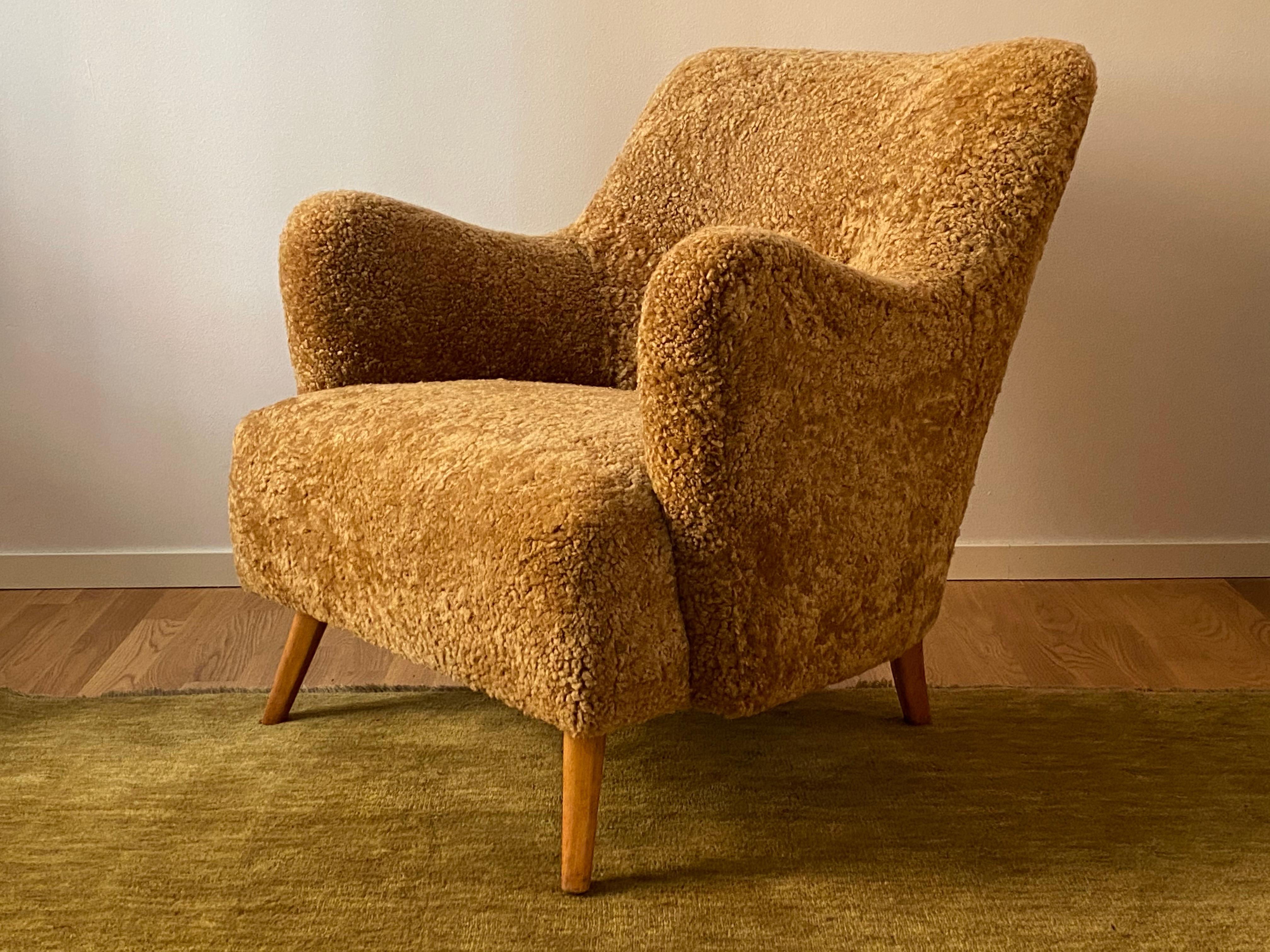 Danish Designer, Organic Lounge Chair, Beige Sheepskin, Beech, Denmark, 1940s In Good Condition In High Point, NC