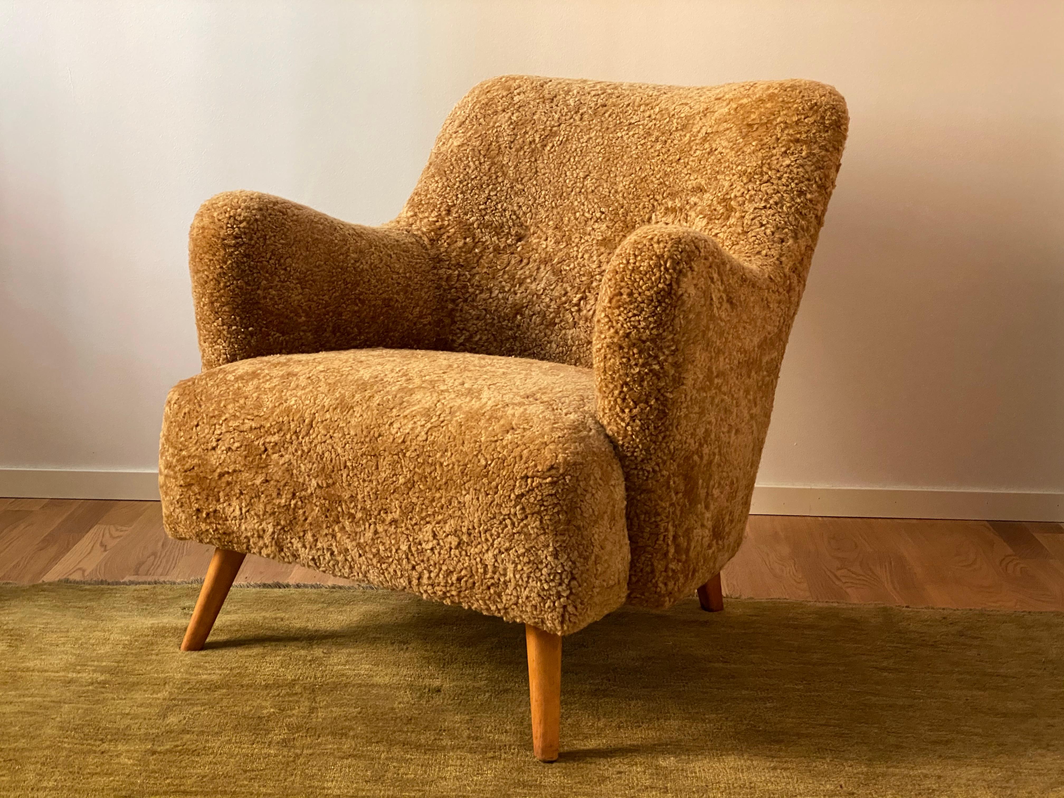 Mid-20th Century Danish Designer, Organic Lounge Chair, Beige Sheepskin, Beech, Denmark, 1940s