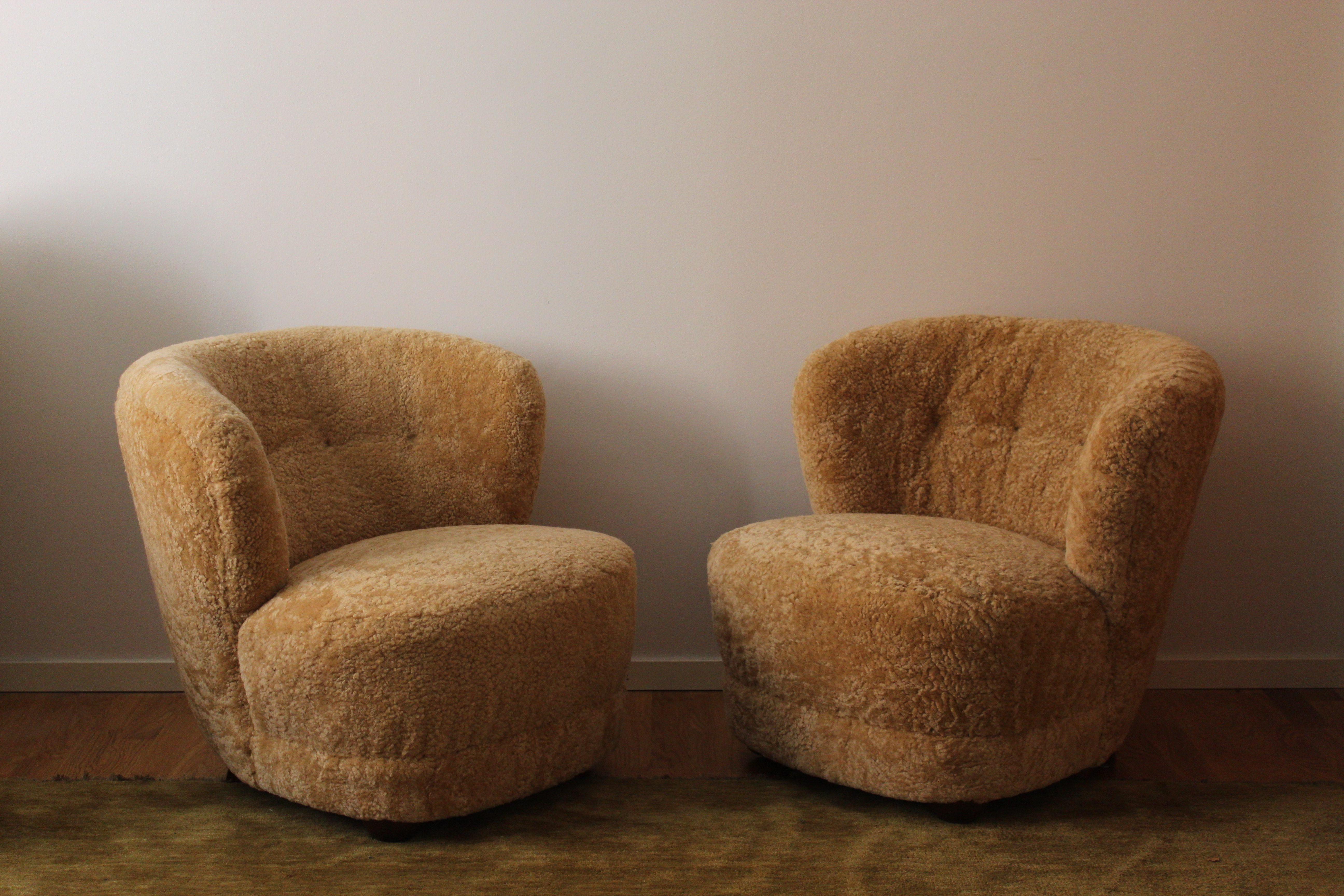 A pair of organic modernist lounge chairs / slipper chairs. Designed and produced in Denmark, 1940s. Reupholstered in brand new authentic shearling upholstery. 

Similar in style to works by designers such as Flemming Lassen, Gio Ponti, Vladimir