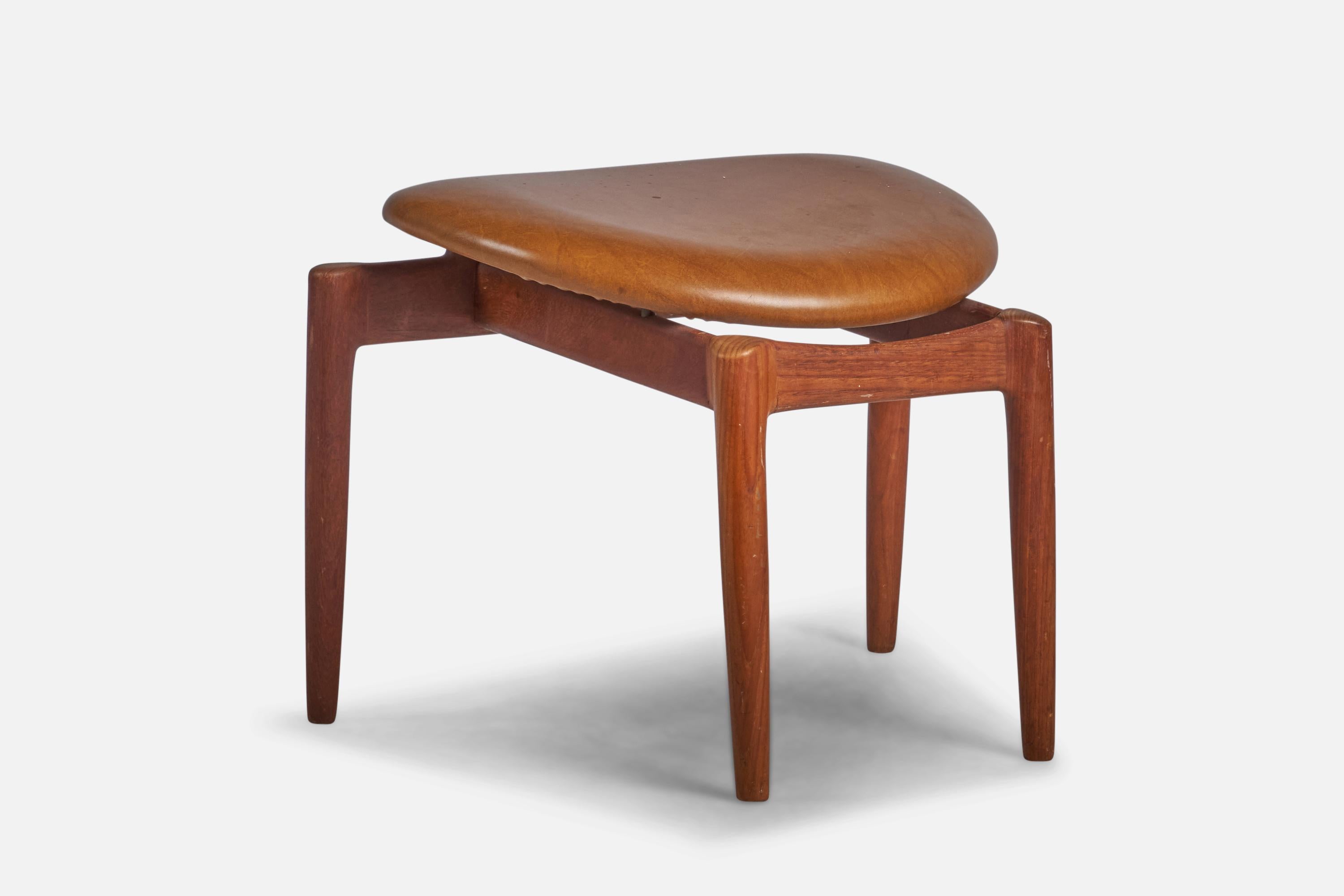 Tabouret ou ottoman en teck et cuir, conçu et produit au Danemark, années 1950