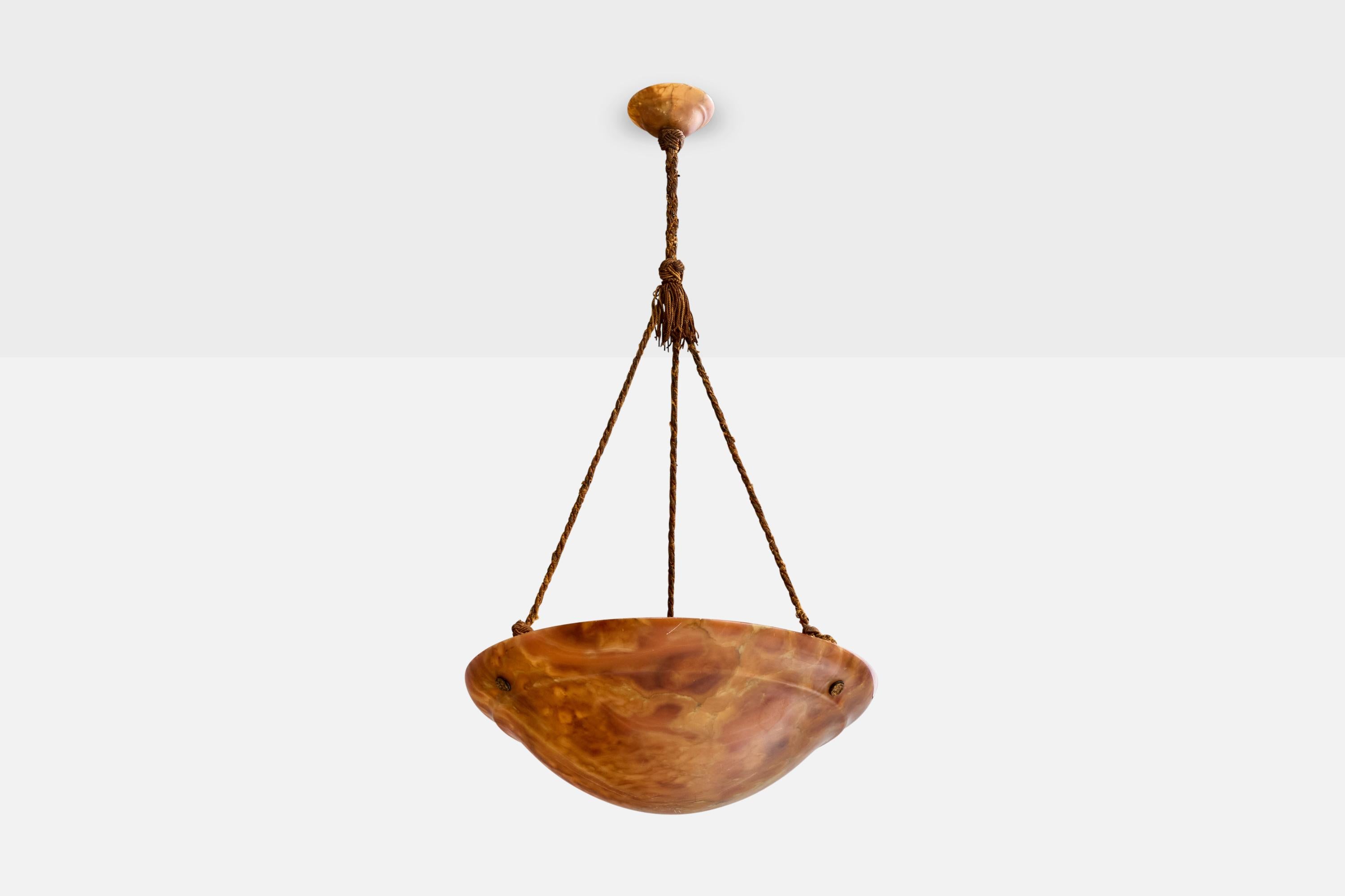 Una lampada a sospensione in alabastro marrone e corda probabilmente progettata e prodotta in Danimarca negli anni '30 circa.

Dimensioni complessive (pollici): 38,25 