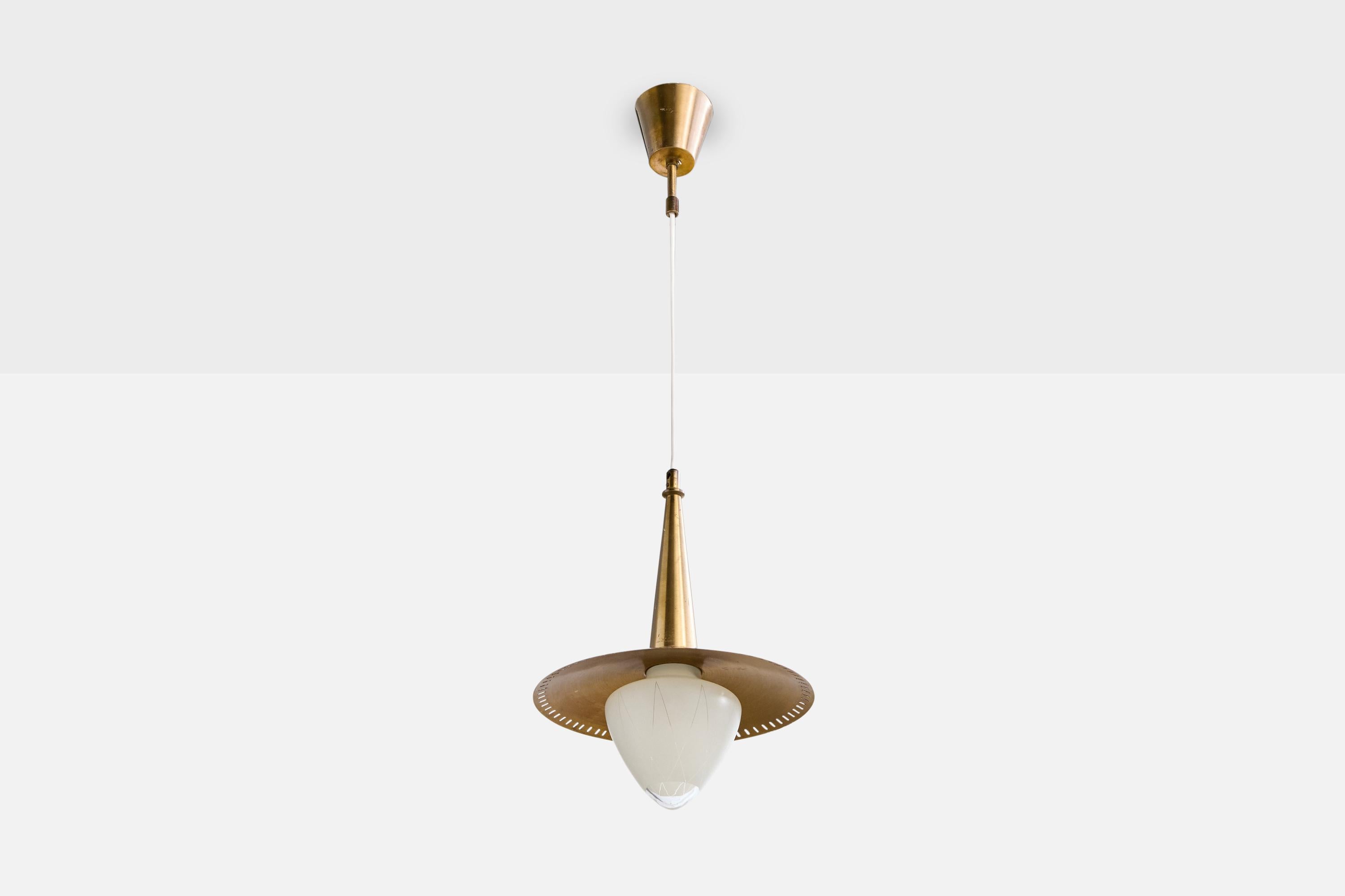 Suspension en laiton et en verre conçue et fabriquée au Danemark, C.1950.

Dimensions globales (pouces) : 29.0 