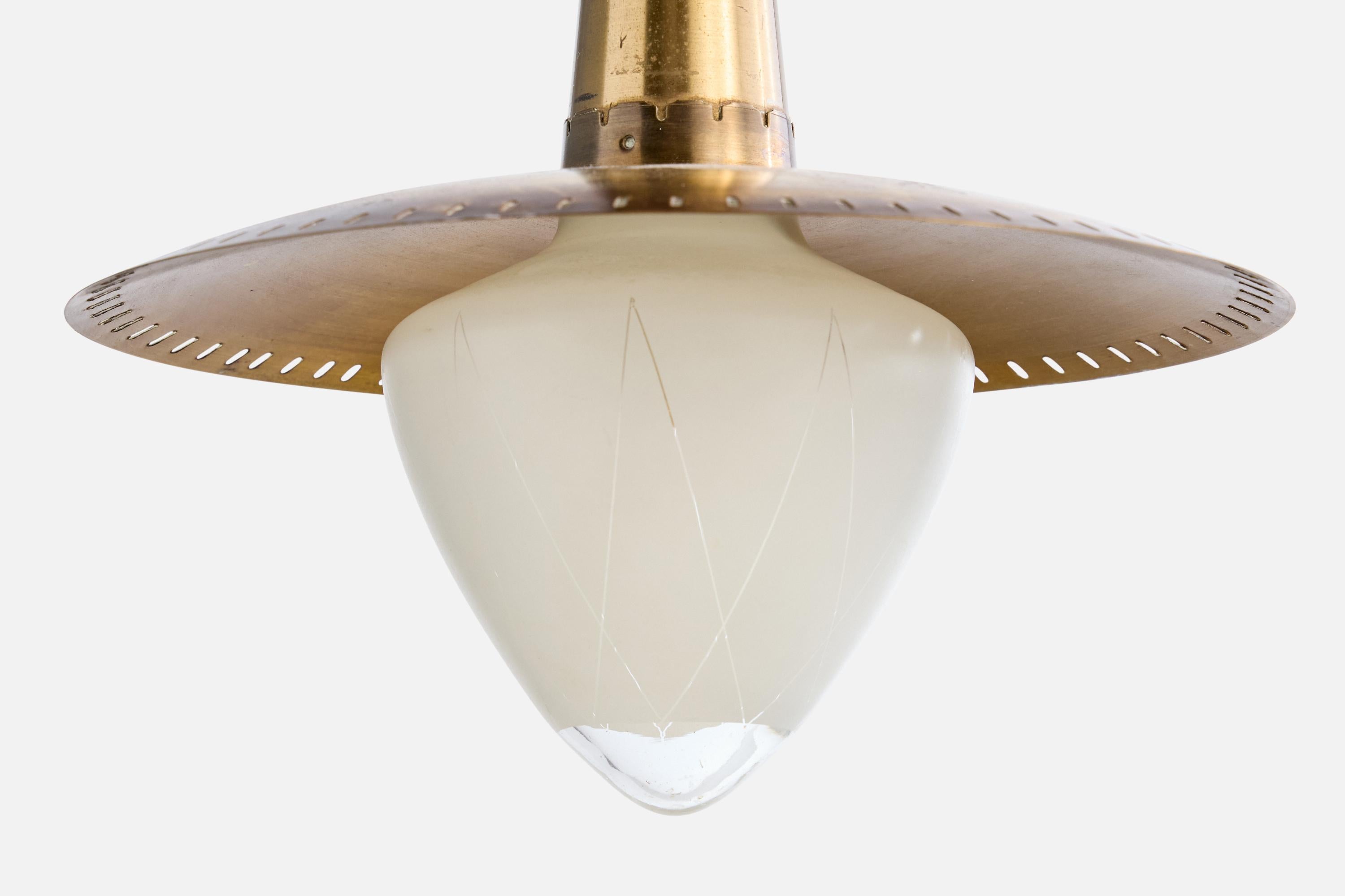 Milieu du XXe siècle Design/One Light, laiton, verre, Danemark, années 1950 en vente