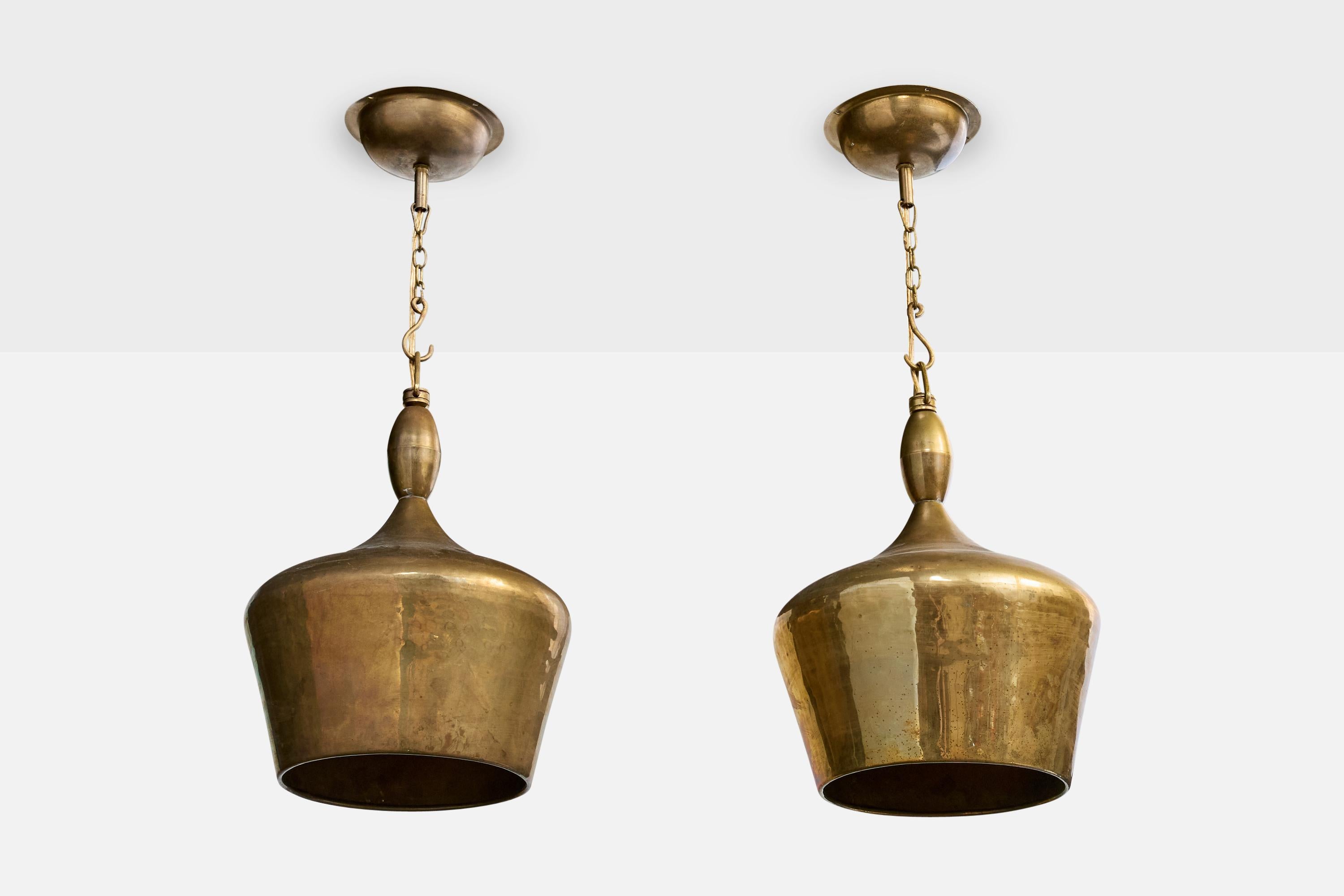 Coppia di lampade a sospensione in ottone progettate e prodotte in Danimarca, anni '50 circa.

Dimensioni complessive (pollici): 24.0 