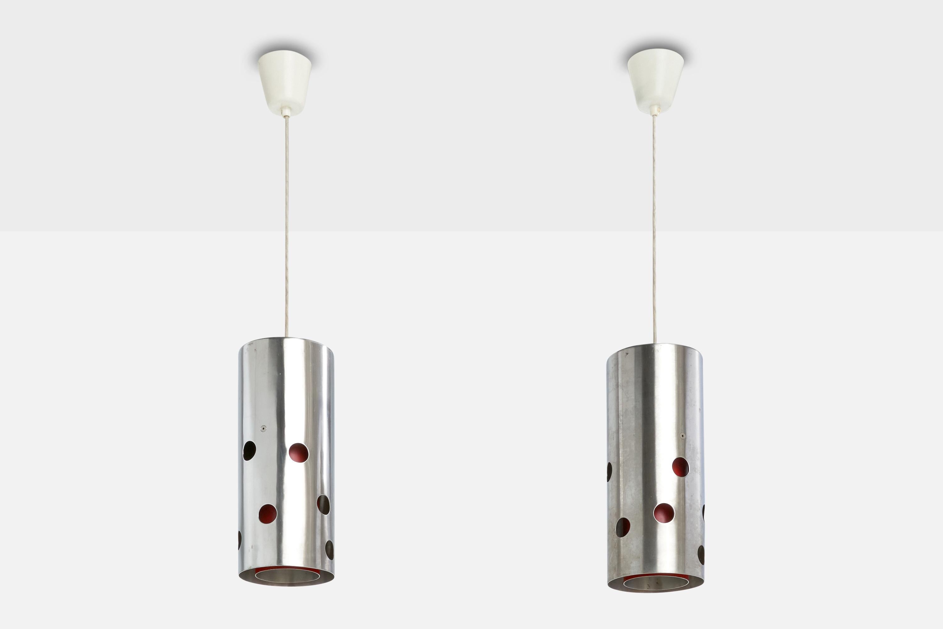 Coppia di lampade a sospensione in metallo laccato rosso progettate e prodotte in Danimarca, anni '60 circa.

Dimensioni complessive (pollici): 36,5