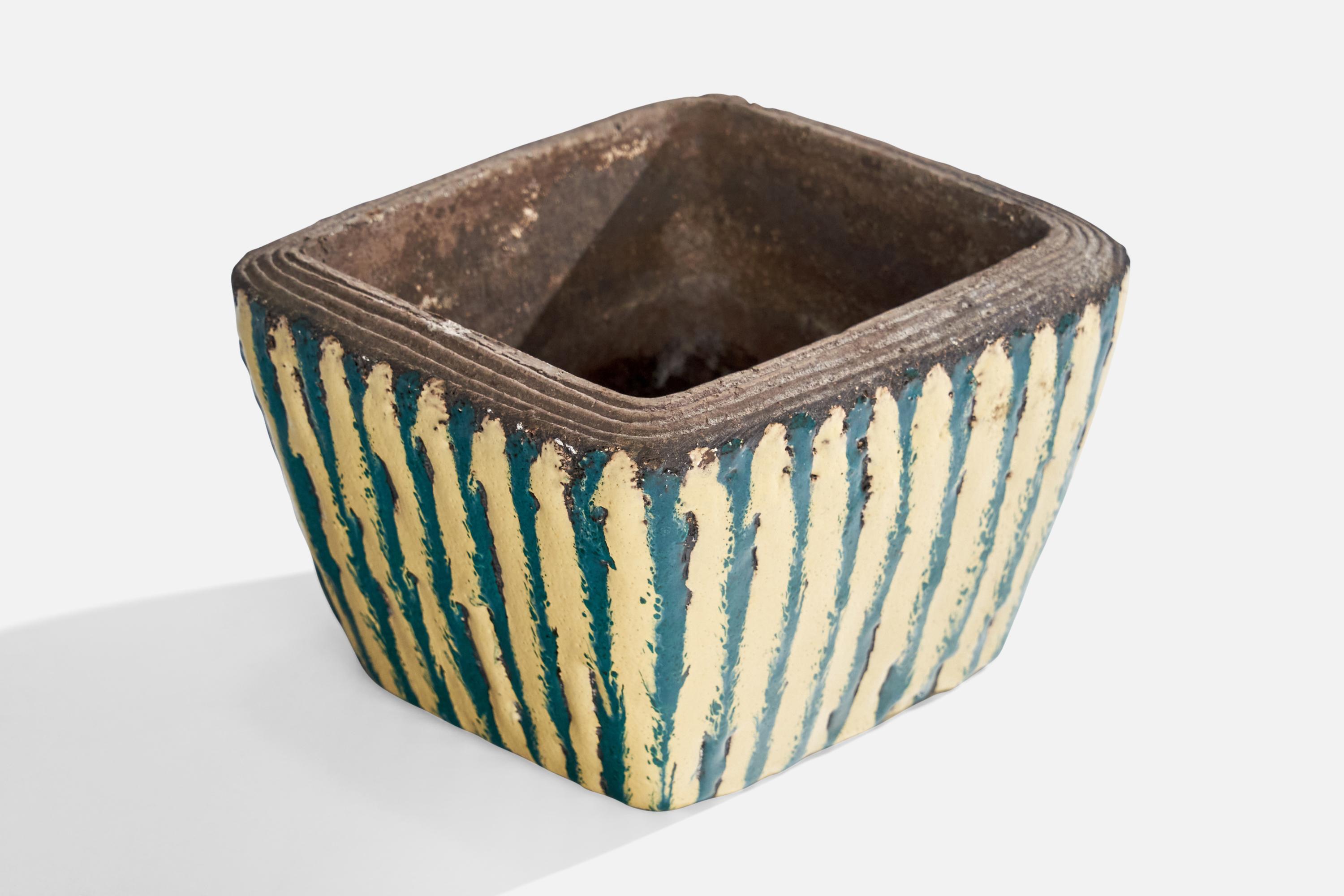 Vase jaune et rouge peint à la main, conçu et produit au Danemark, c.C. 1950.

Dimensions : 3.75