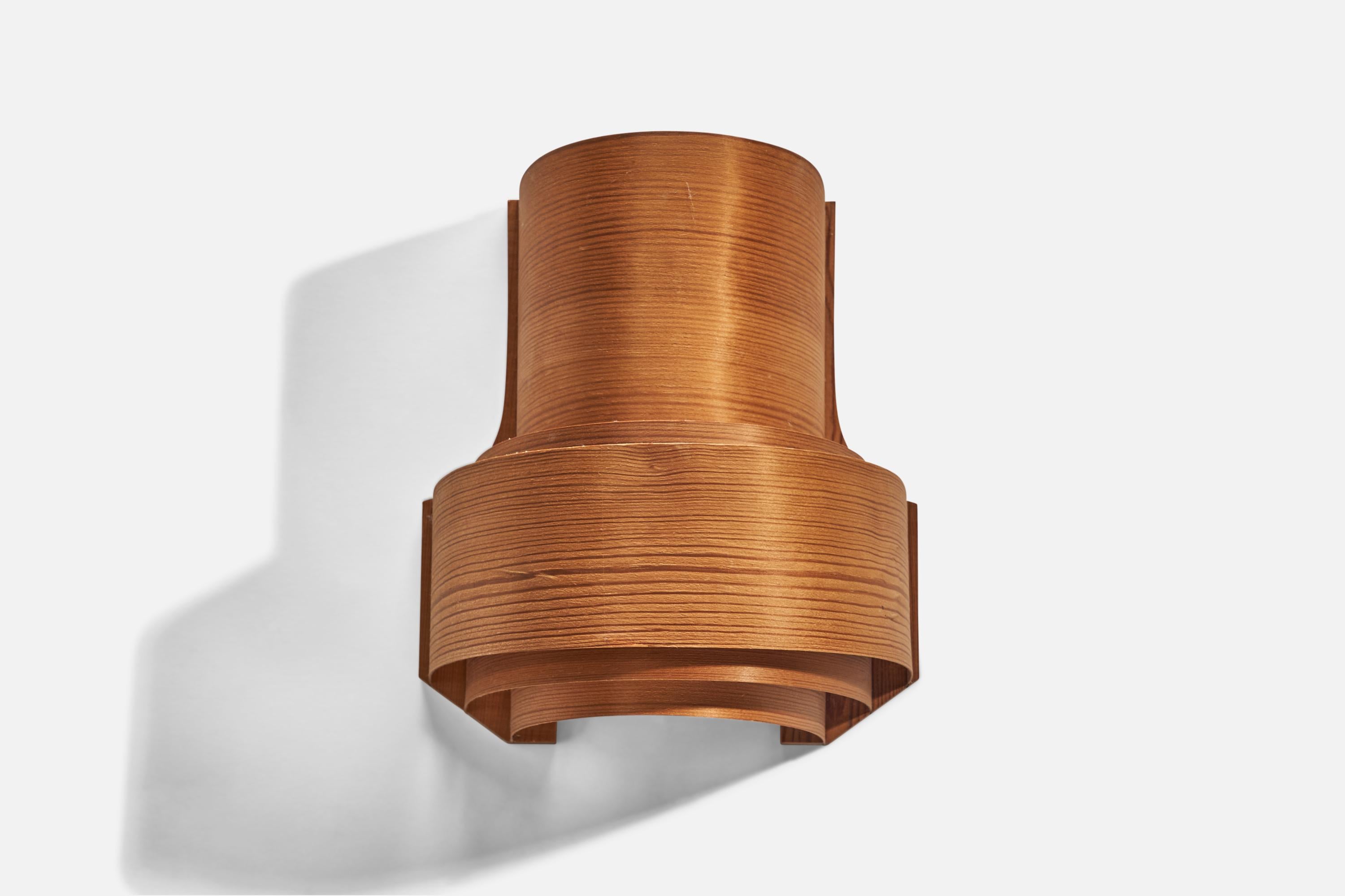 A pair of pine and moulded pine veneer sconces designed and produced in Denmark, 1970s.

Dimensions of Back Plate (inches) : 1.08 x 3.65 x 0.54 (Height x Width x Depth)

Sockets take standard E-26 medium base bulbs.

There is no maximum
