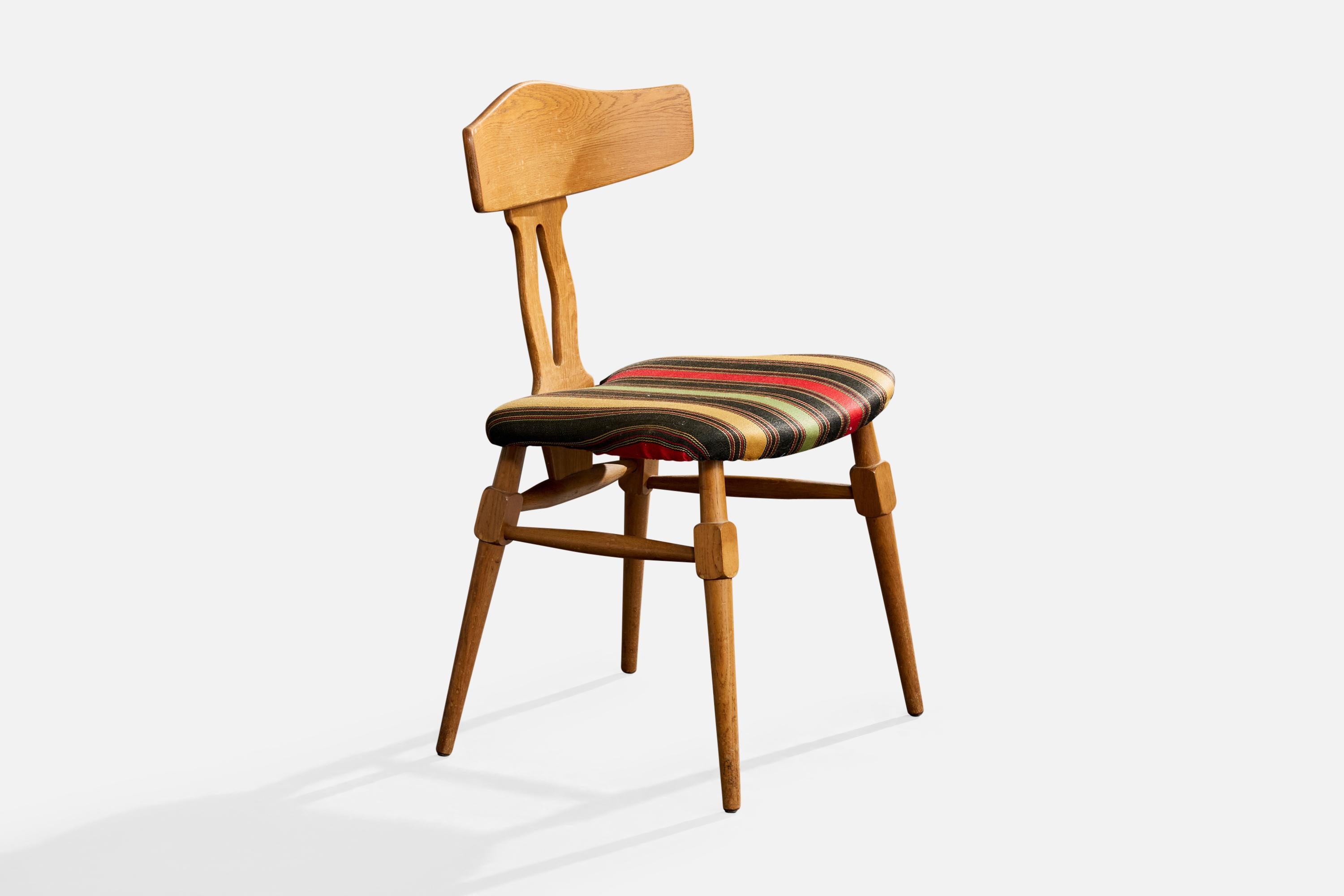 Beistell- oder Esszimmerstuhl aus Eiche und Stoff, entworfen und hergestellt in Dänemark, ca. 1950er Jahre.

Geringfügige bis mäßige Abnutzung des Vintage-Stoffes und des Holzrahmens; starke Abnutzung der Füße.

Gesamtabmessungen (Zoll): 31,75 