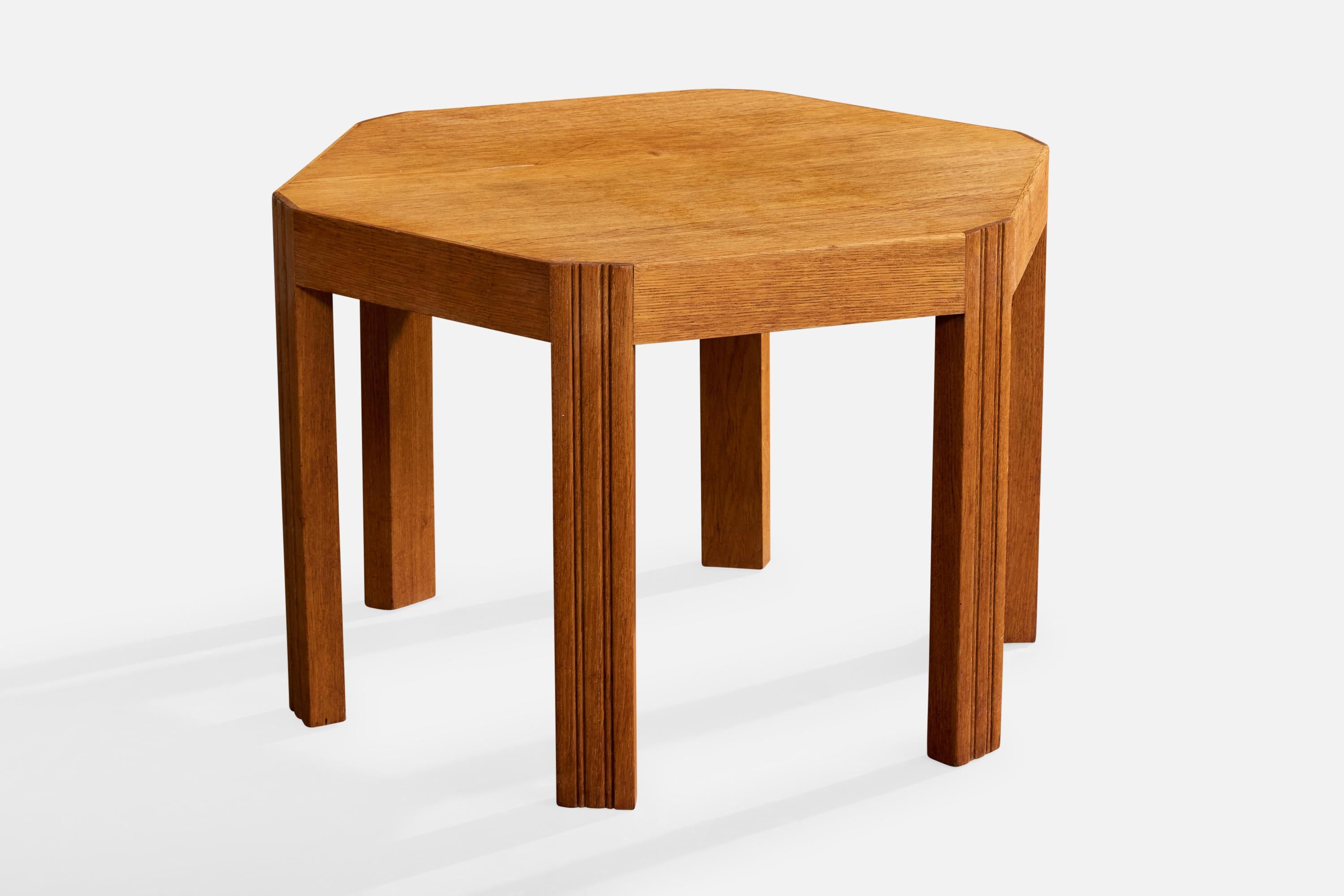 Table d'appoint en chêne conçue et fabriquée au Danemark, C.C. 1940.

Fine et longue éraflure sur le plateau de la table à côté de la restauration d'une fissure d'un quart de pouce.

Dimensions globales (pouces) : 17.88 in x 26.88 in 

Tous les