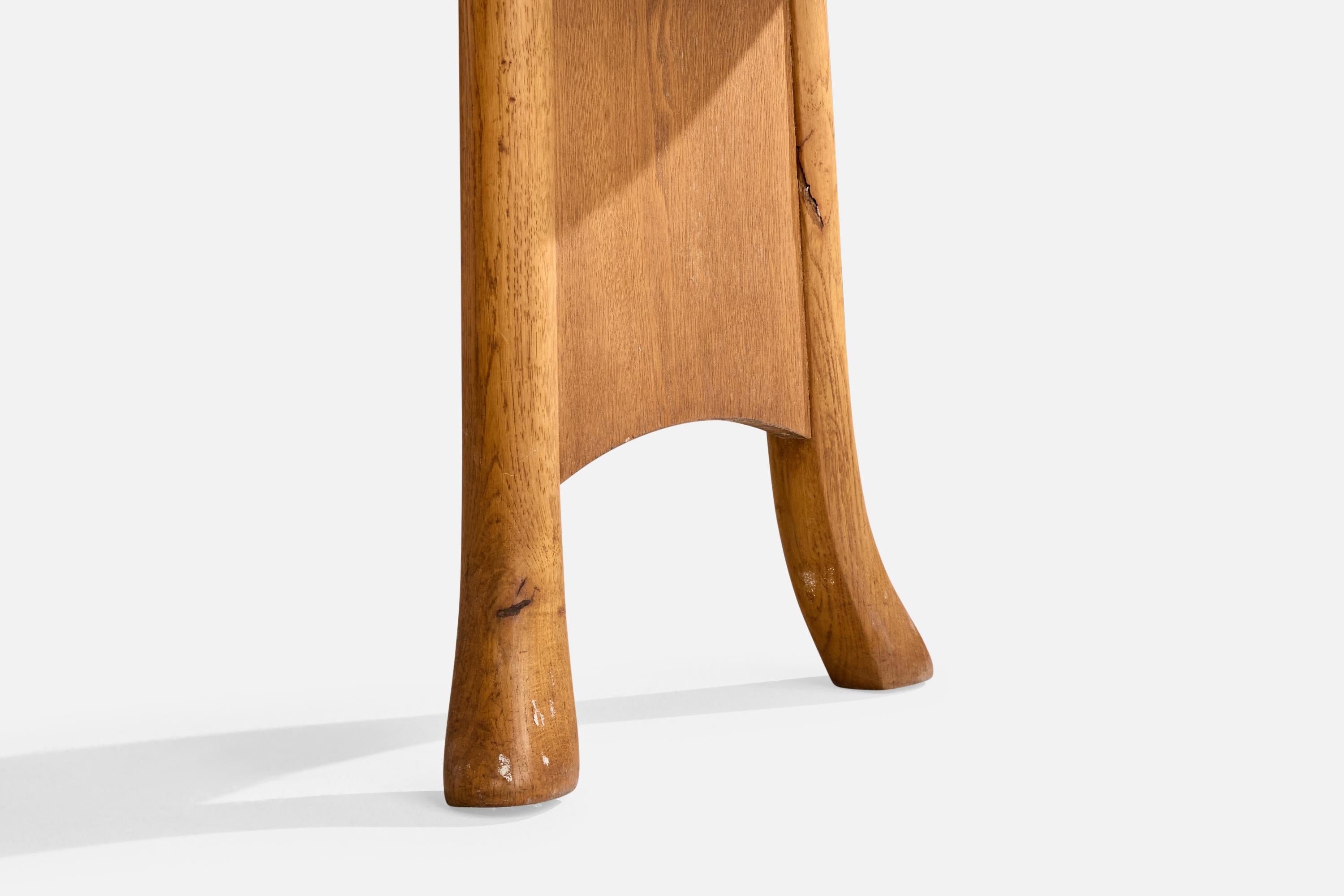 Dänischer Designer, Beistelltisch, Eiche, Dänemark, 1940er Jahre (Eichenholz) im Angebot