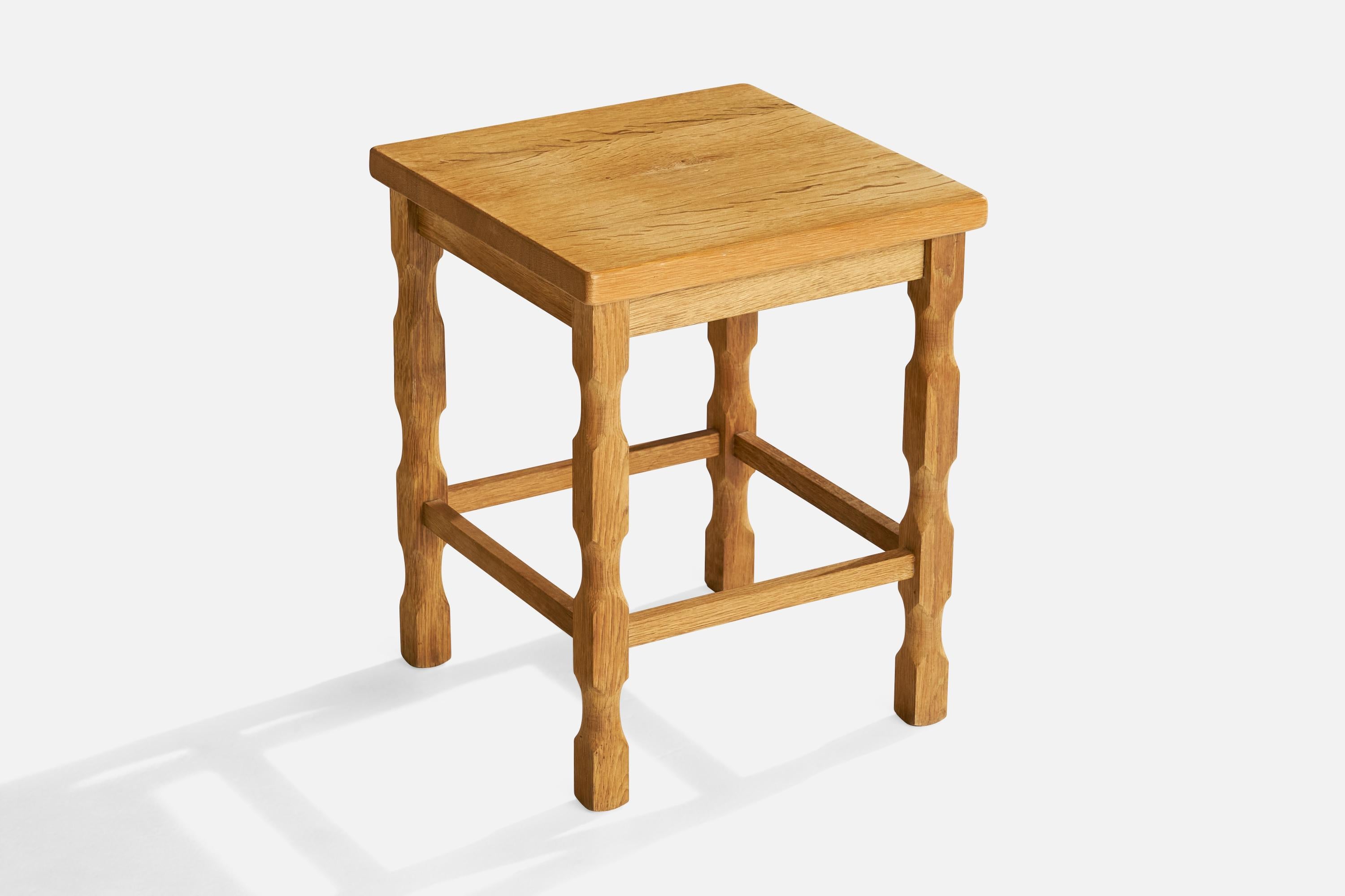 Mesa auxiliar de roble diseñada y fabricada en Dinamarca, c. década de 1960.

Dimensiones: 18,125