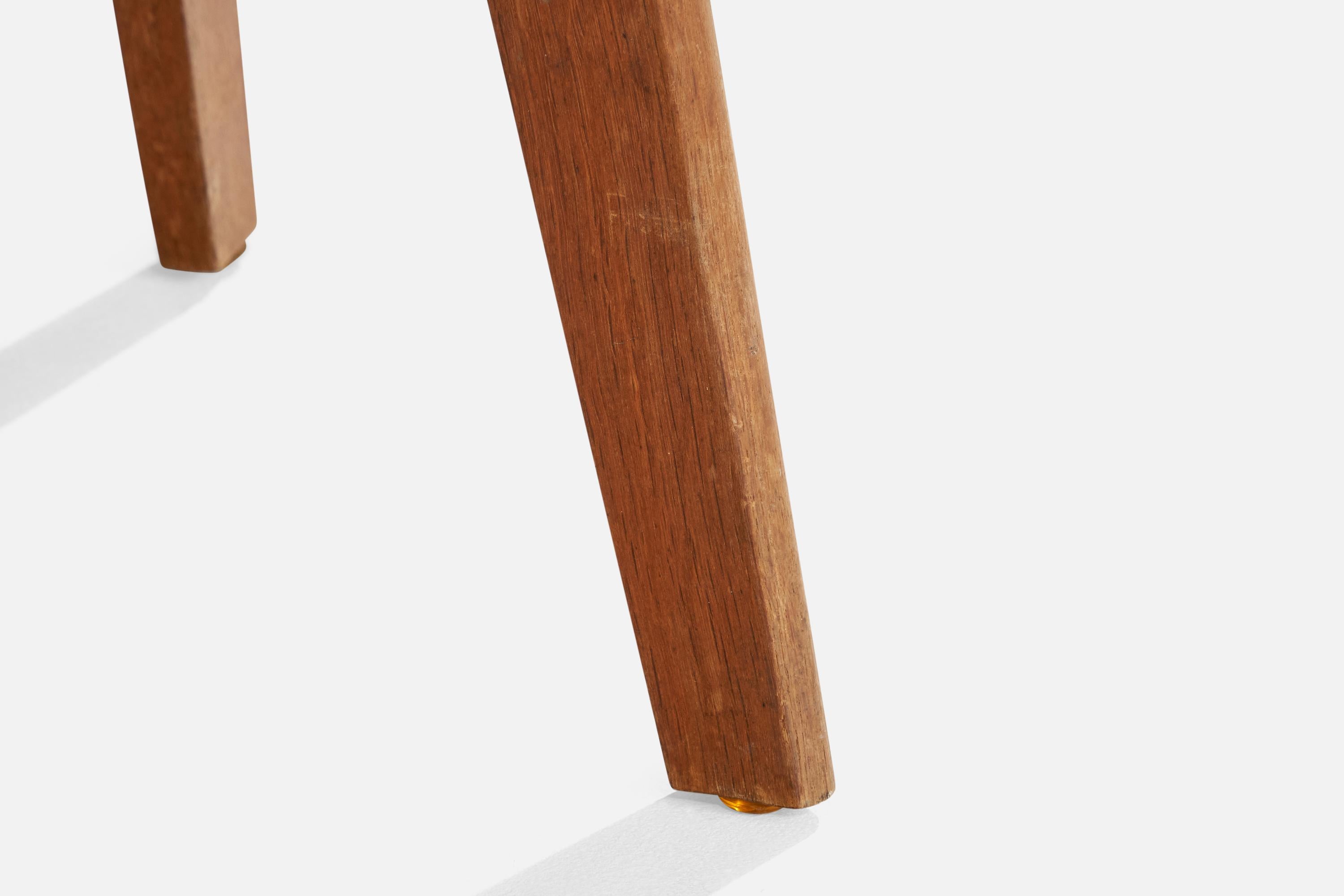 Diseñador danés, mesa auxiliar, roble, cuero, años 40 en Bueno estado para la venta en High Point, NC