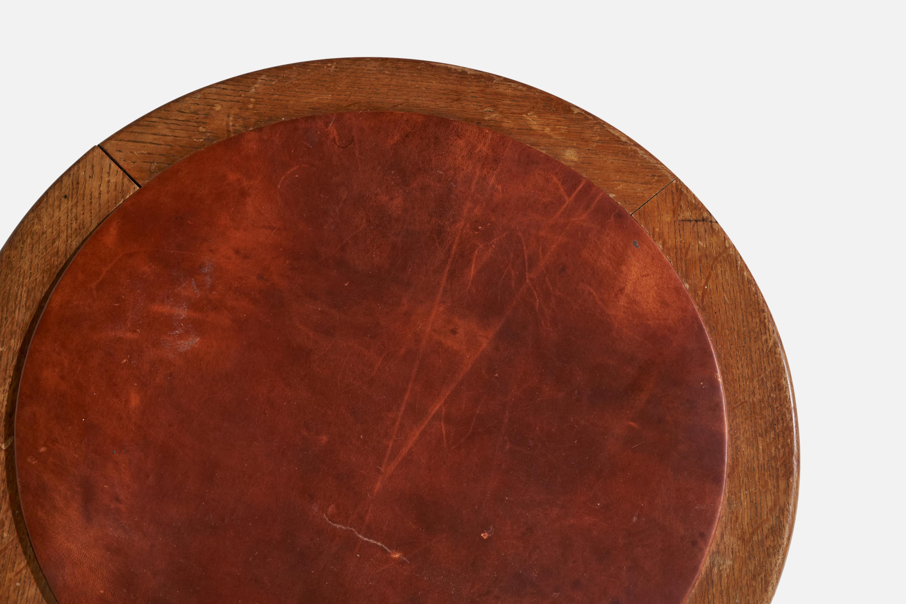 Diseñador danés, mesa auxiliar, roble, cuero, años 40 mediados del siglo XX en venta