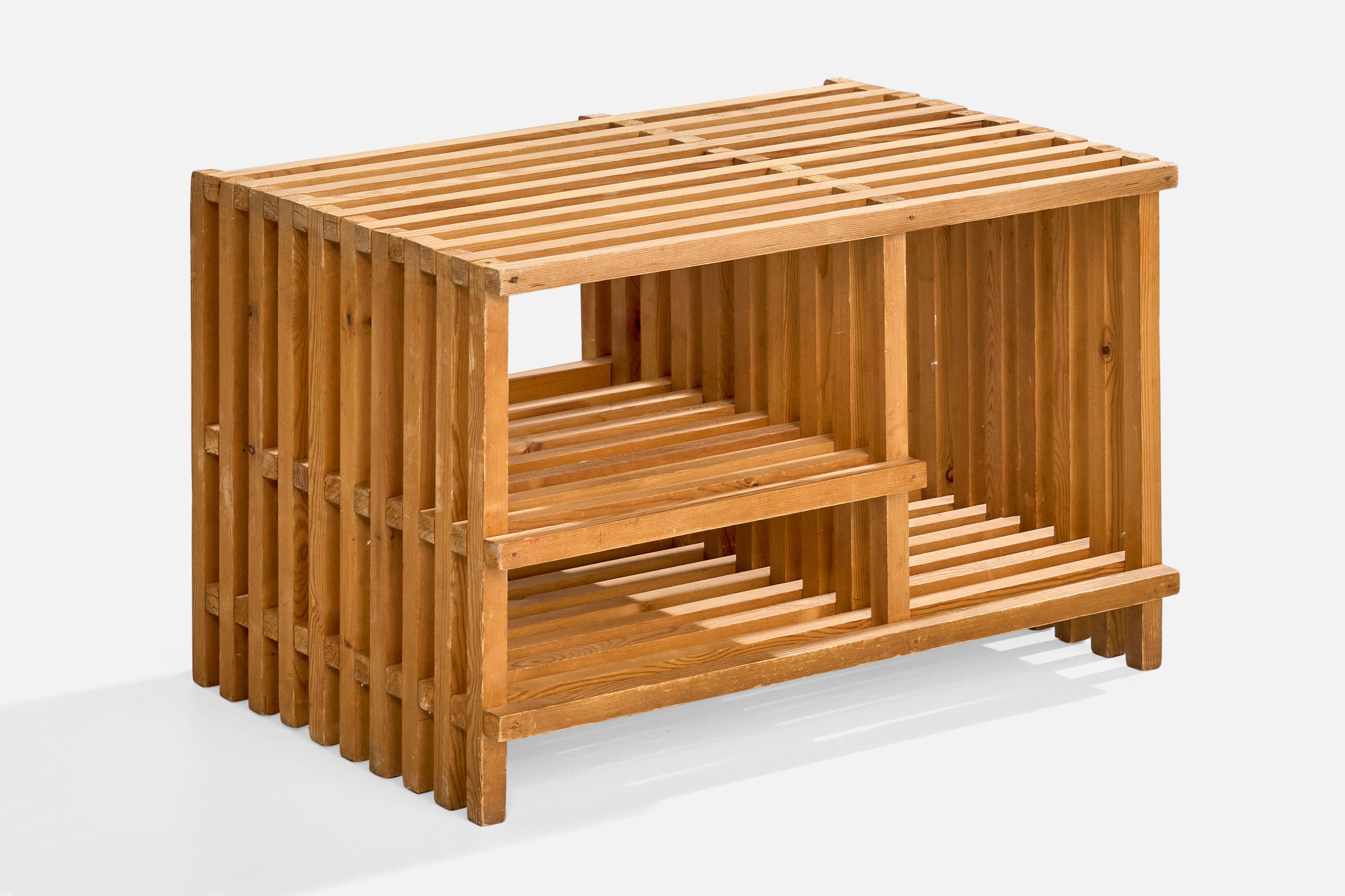 Mesa auxiliar de pino diseñada y fabricada en Dinamarca, c. 1960.

Dimensiones: 18