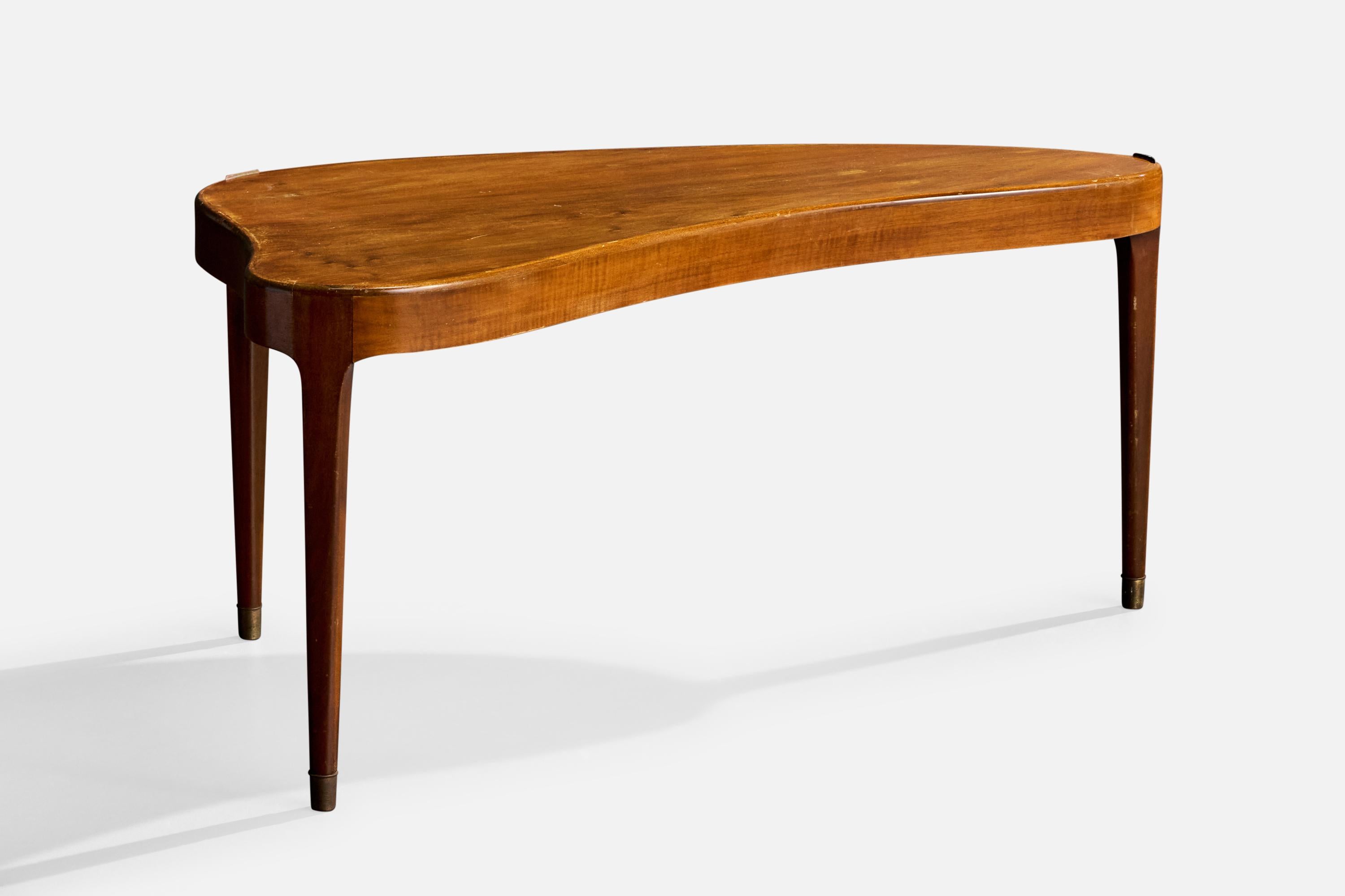 Table basse organique en bois et en laiton, conçue et fabriquée au Danemark, C.C., années 1940.

Usure de la surface due à l'âge et à l'utilisation. 

Les ferrures en laiton suggèrent que la table était à l'origine équipée d'un plateau en