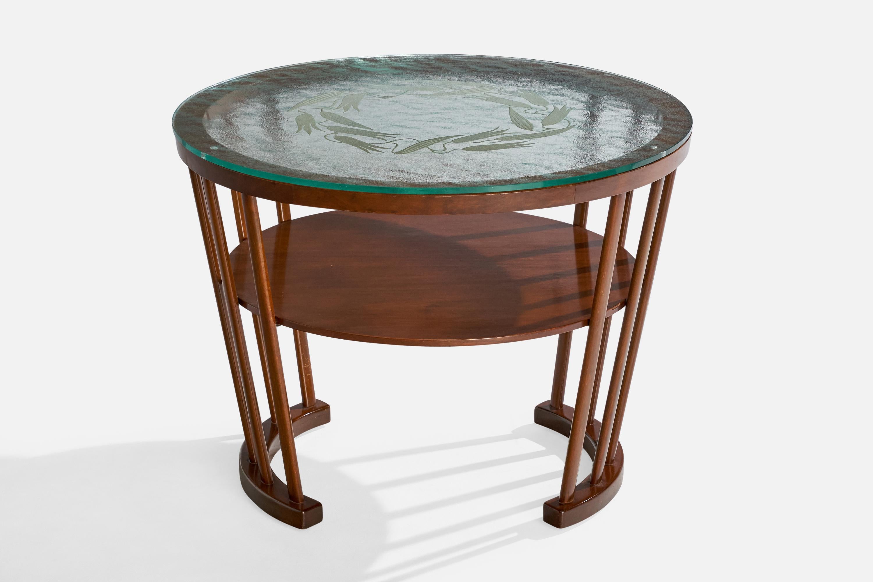 Beistelltisch aus dunkel gebeiztem Holz und geätztem Glas, entworfen und hergestellt in Dänemark, ca. 1940er Jahre.

Abmessungen: 22.125