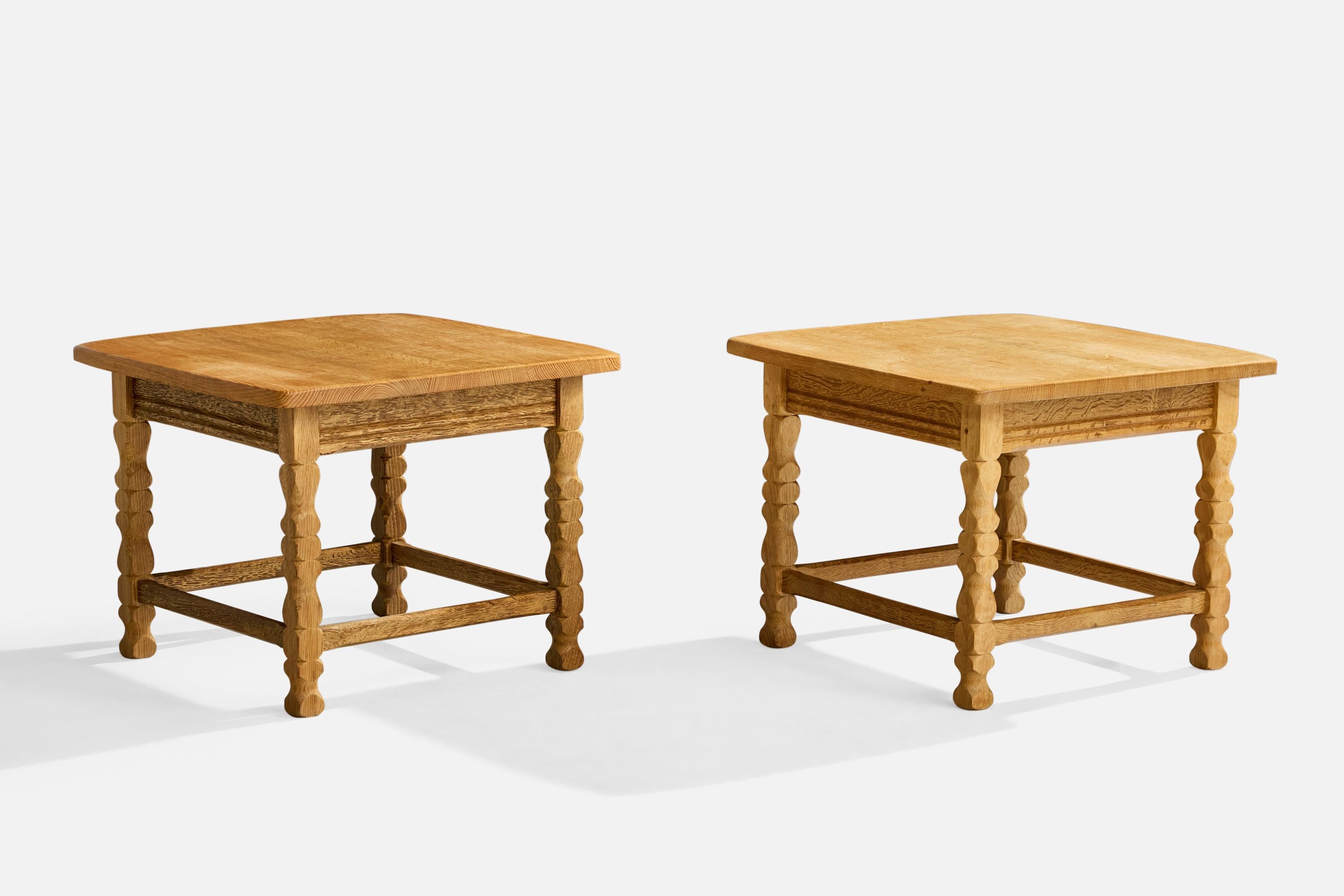 Paire de tables d'appoint en chêne conçues et produites au Danemark, C.C., années 1960.

Petites traces d'eau sur le bois

Usure correspondant à l'âge et à l'usage.

Dimensions globales (pouces) : 19.25 