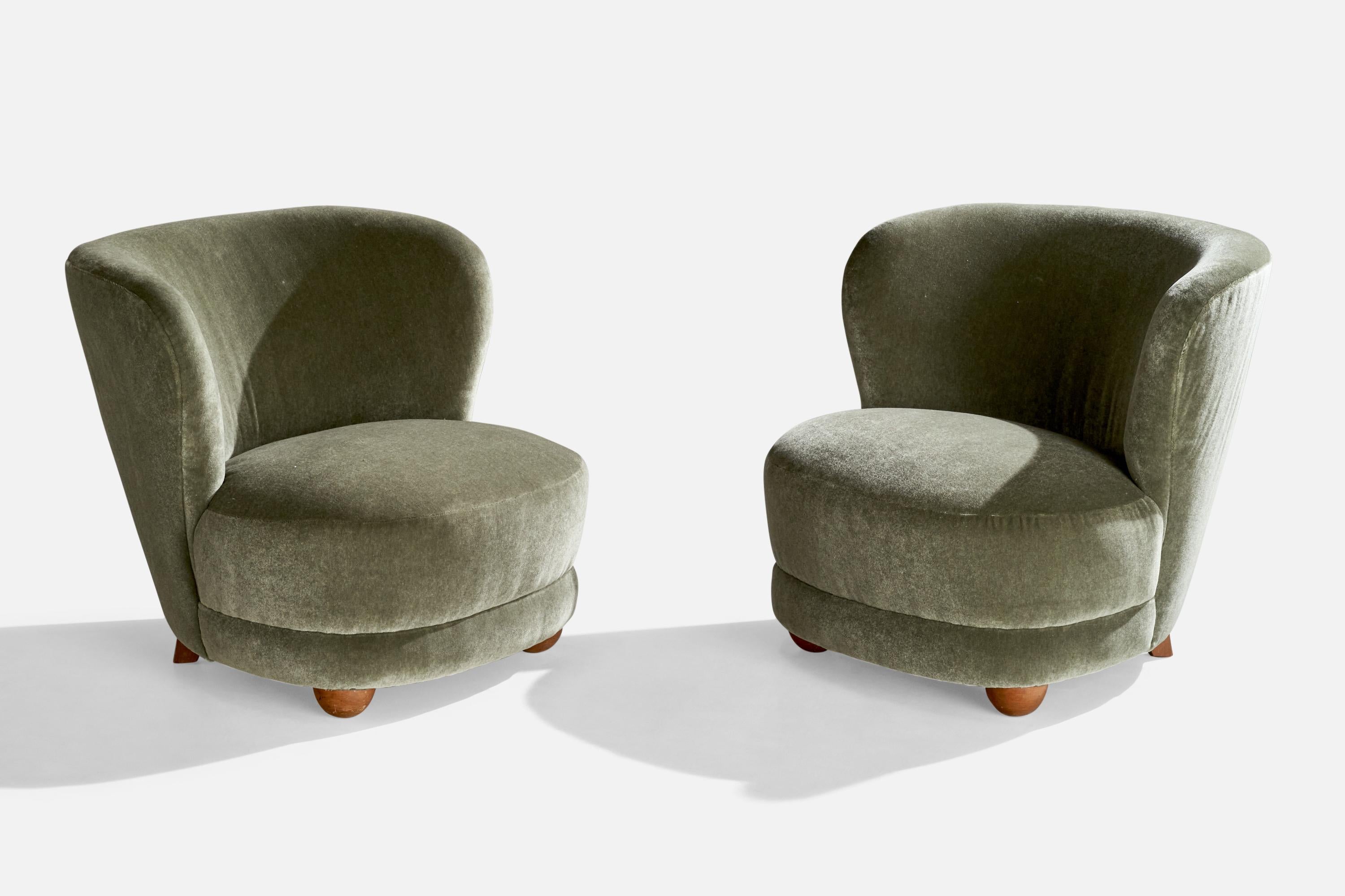 Paire de chaises longues en hêtre et mohair vert, conçues et fabriquées par un ébéniste inconnu, Danemark, vers les années 1940.

Hauteur de l'assise : 15 pouces

