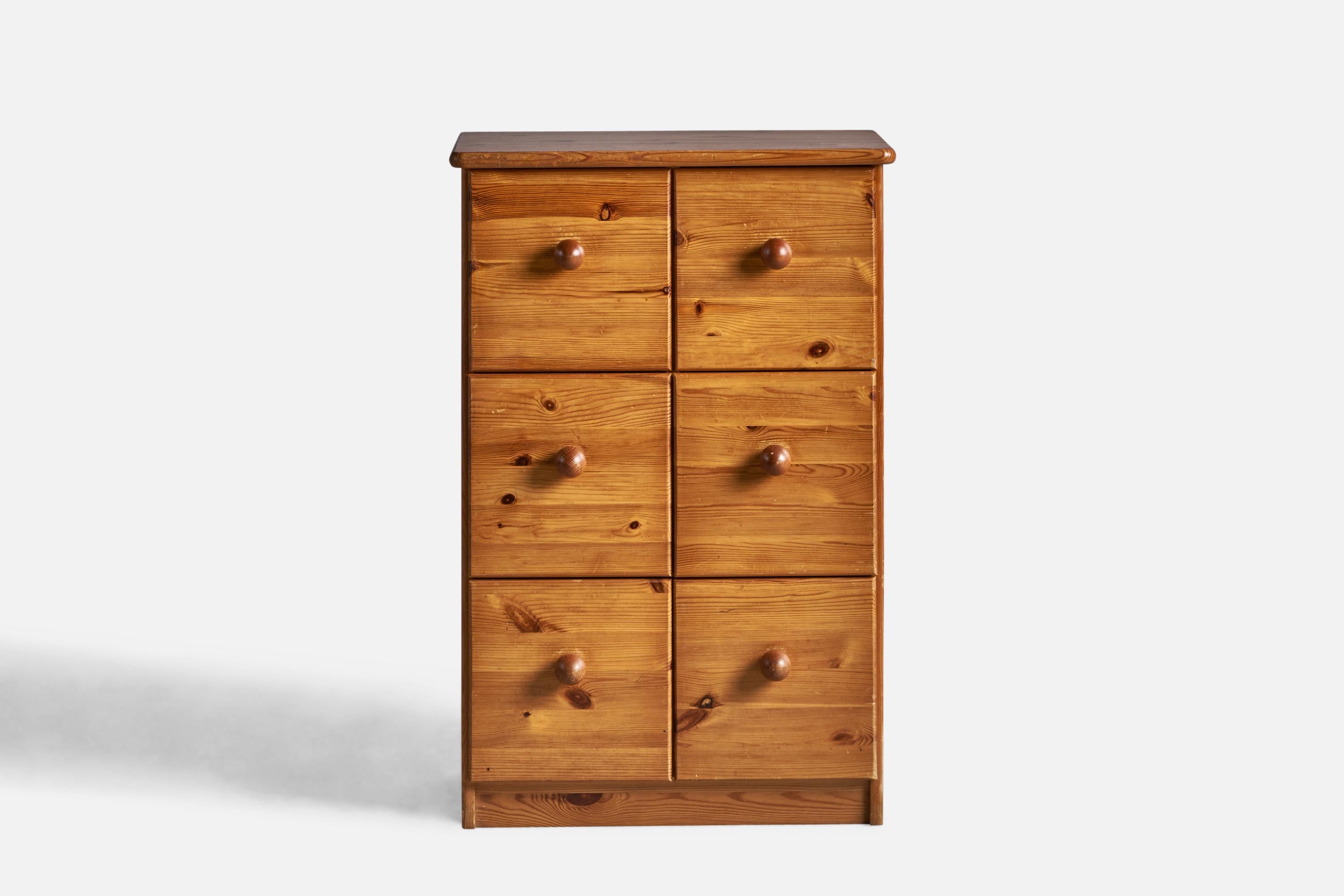 Danish Designer, Small Chest of Drawers, Pine, Denmark, 1960s In Good Condition For Sale In High Point, NC