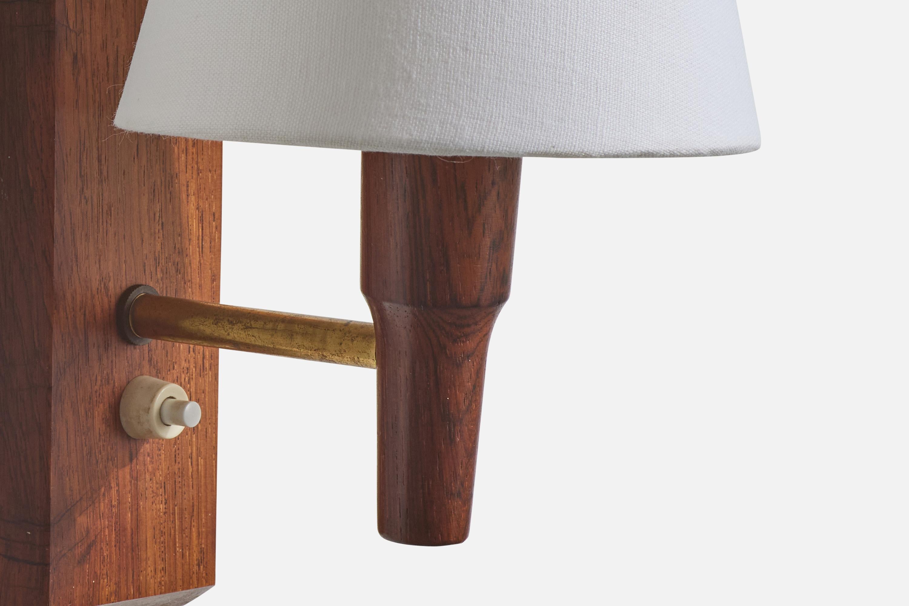 Laiton Design/One, petites lampes murales, laiton, teck, tissu, Danemark, années 1950 en vente