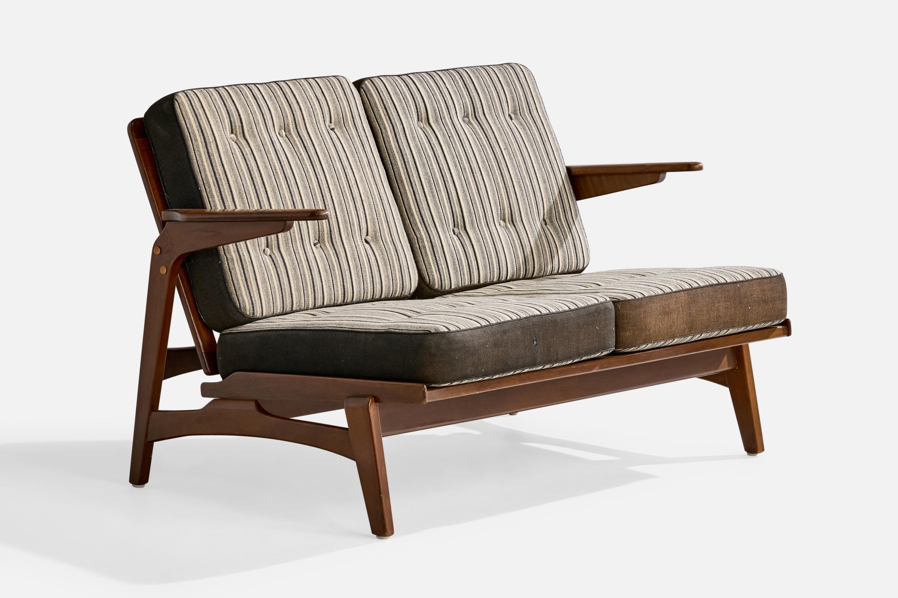 Sofa aus gebeizter Buche und Stoff, entworfen und hergestellt in Dänemark, ca. 1950er Jahre.

Abnutzung des Holzes entsprechend dem Alter und dem Gebrauch

Vintage-Stoff in alters- und gebrauchsgerechtem Zustand

Leichter Fleck auf dem Stoff