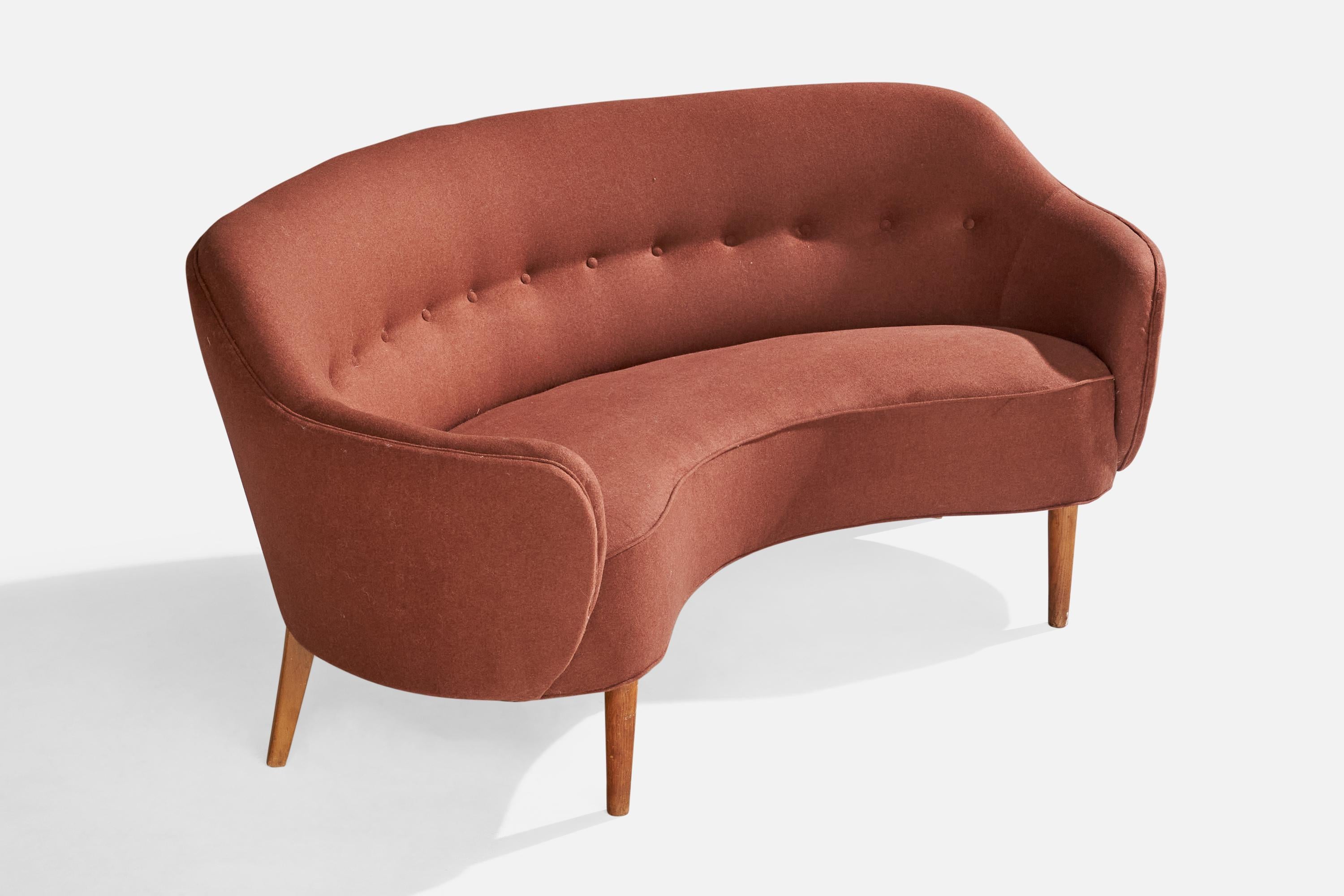 Canapé incurvé en bois et tissu rouge, conçu et produit au Danemark, C.1950.

Dimensions : 33,5