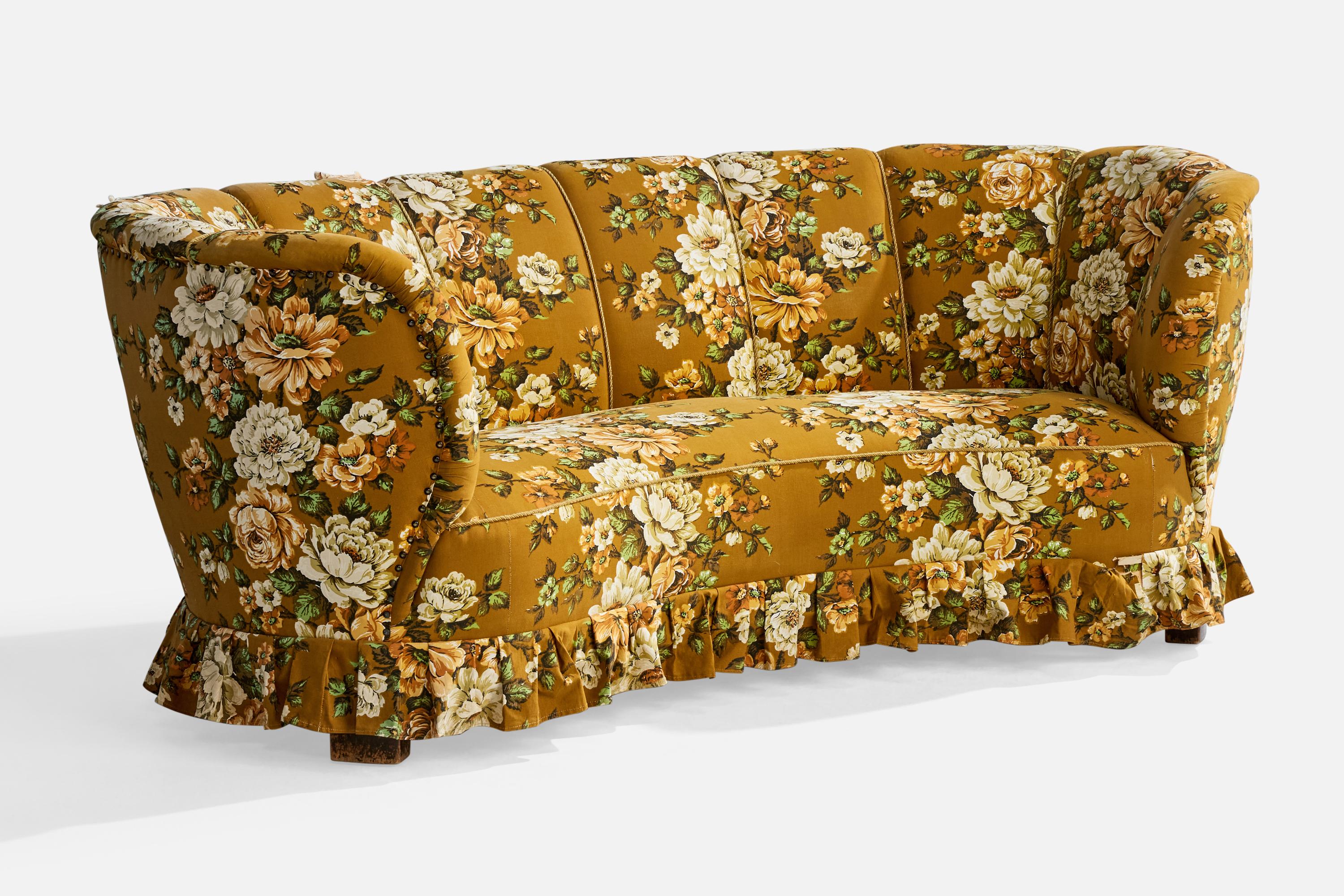 Canapé en bois et tissu jaune imprimé de fleurs, conçu et produit au Danemark, vers les années 1950.

Tissu vintage en mauvais état, idéalement retapissé.

Usure correspondant à l'âge et à l'usage.

Dimensions globales (pouces) : 29.0 