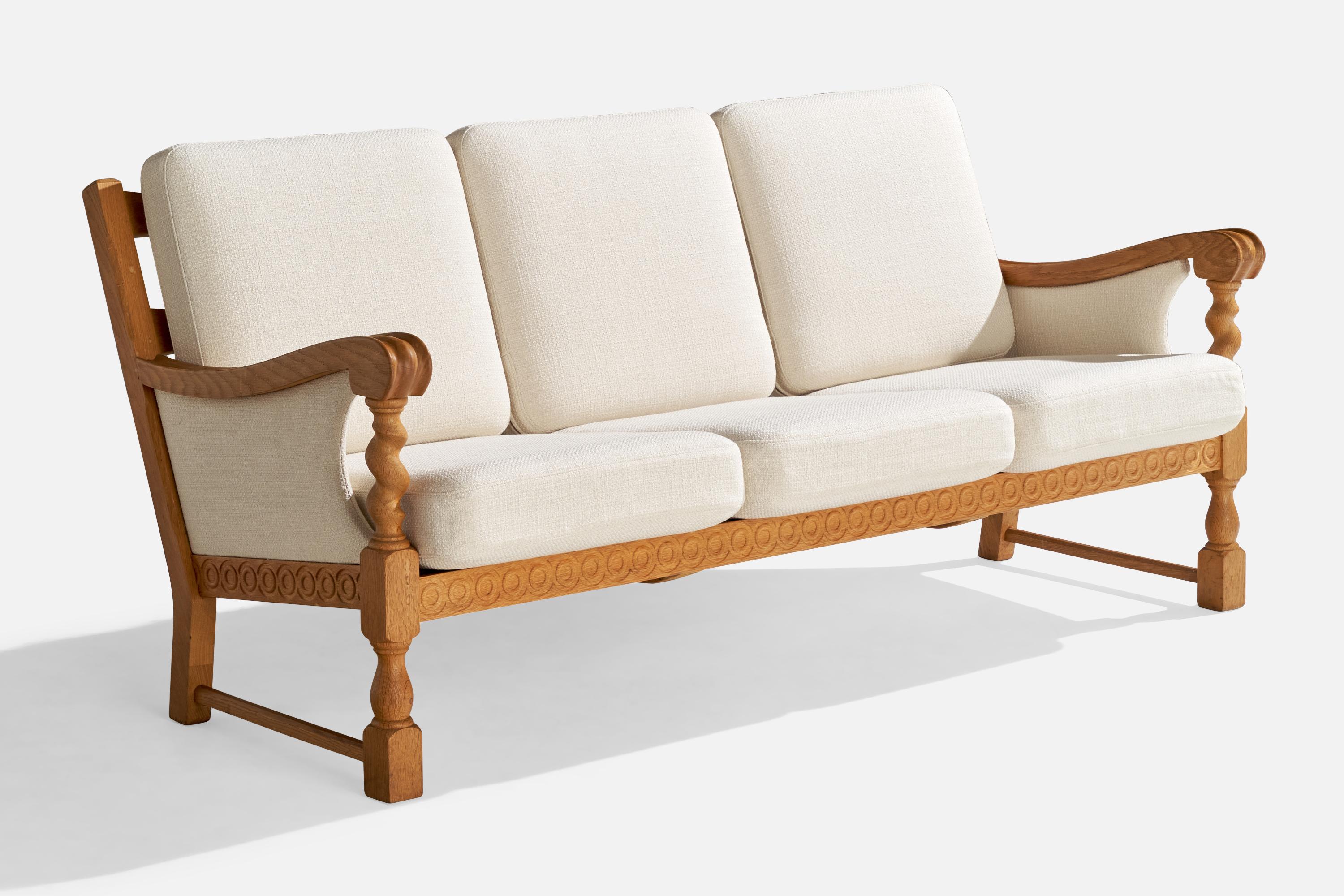 Divano in Oak e tessuto bianco progettato e prodotto in Danimarca, anni '60 circa.

Dimensioni complessive: 32,5