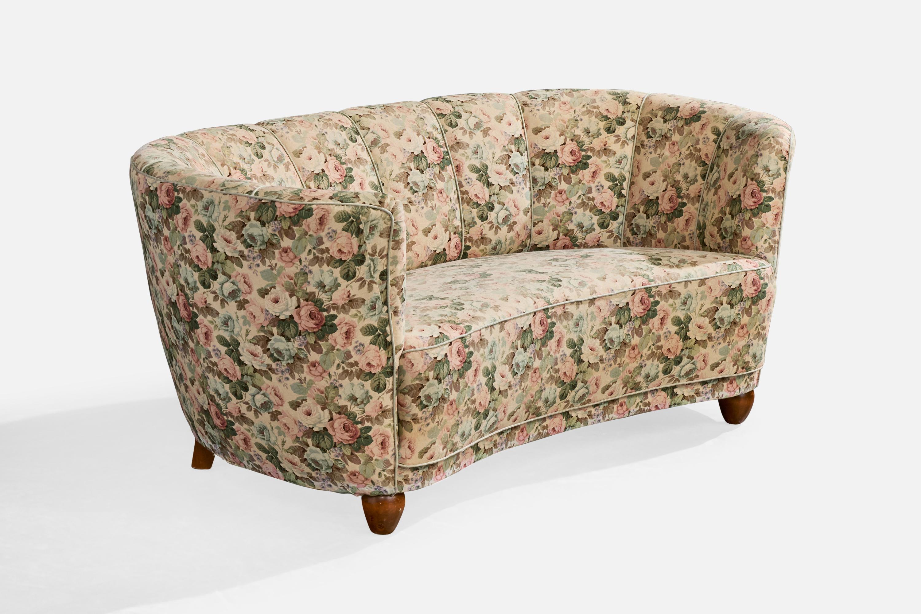 Canapé en bois et en tissu imprimé de fleurs, conçu et produit au Danemark, C.C. 1940.

Tissu Vintage en bon état.

Dimensions globales (pouces) : 27.0 