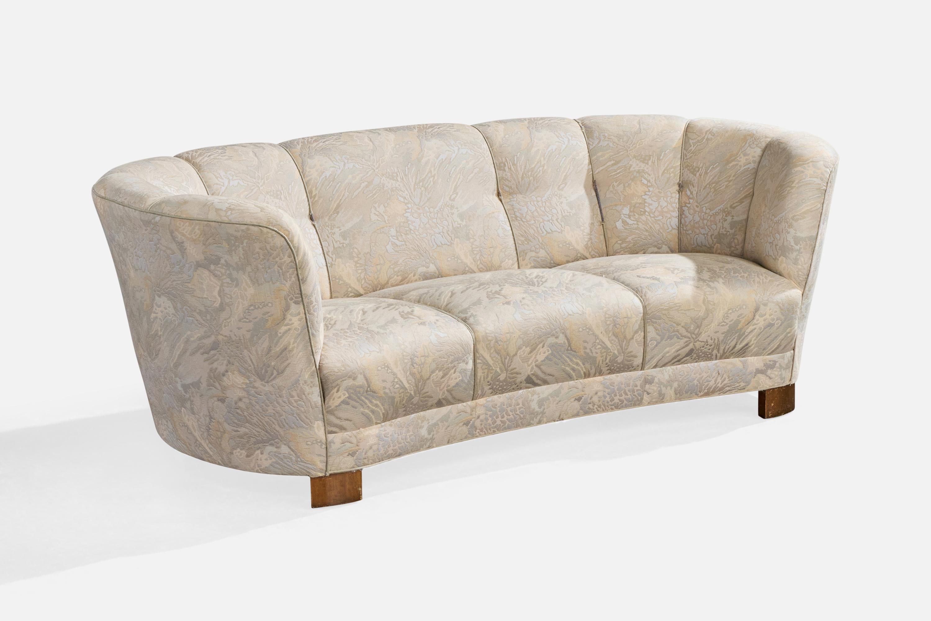 Ein Sofa aus Holz und Stoff, entworfen und hergestellt in Dänemark, ca. 1940.

Vintage-Stoff, Neupolsterung empfohlen.

Gesamtabmessungen (Zoll): 28,0 