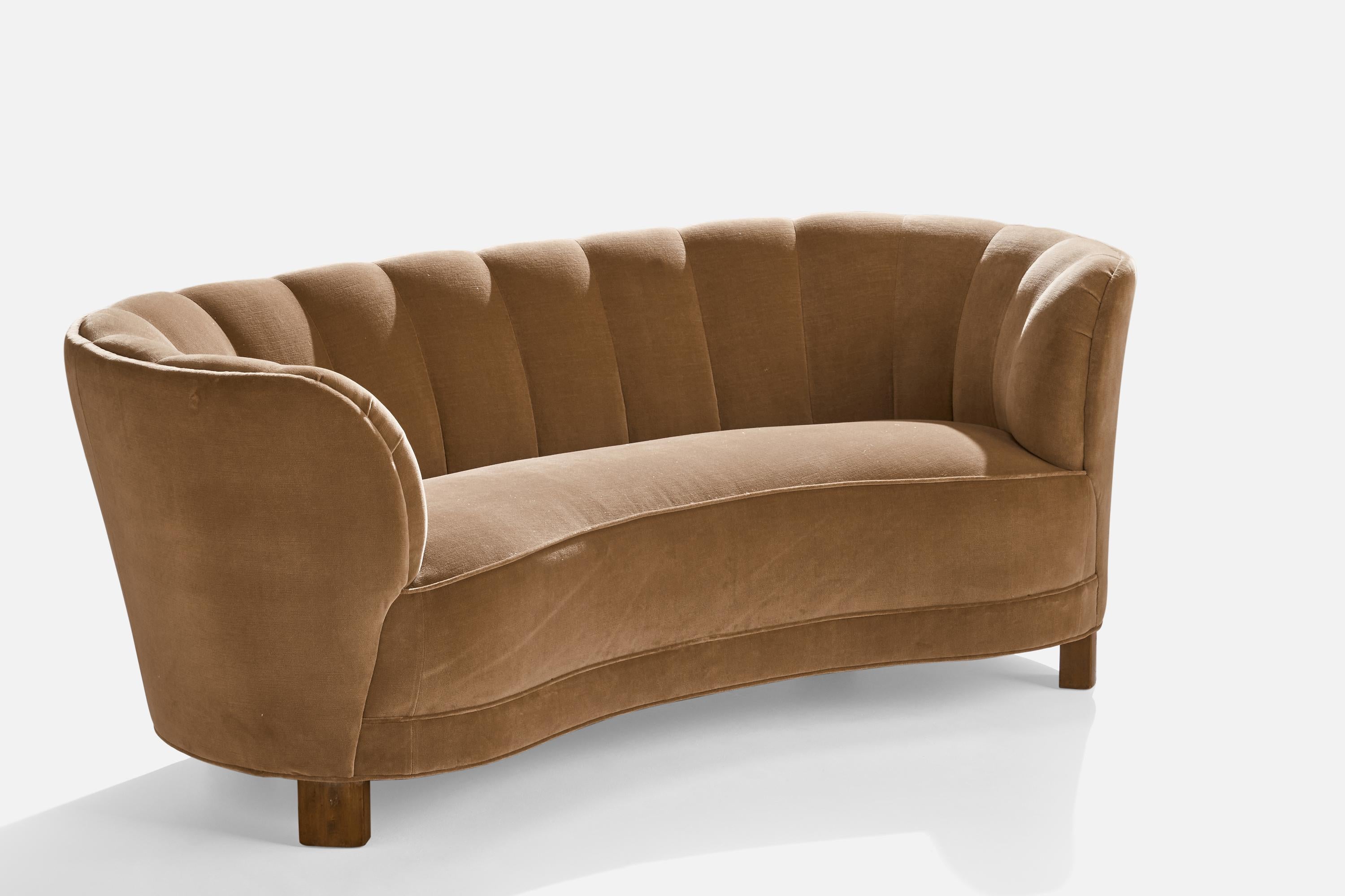 Ein Sofa aus braunem Samt und dunkel gebeiztem Holz, entworfen und hergestellt in Dänemark, 1940er Jahre.

Sitzhöhe 16
